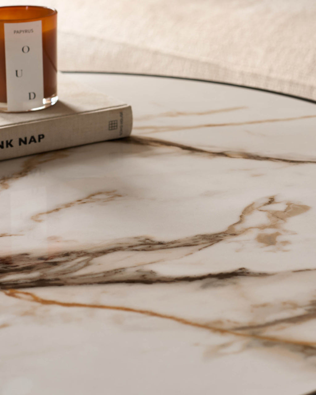 Ensemble table basse en céramique naturelle et pouf en velours moka Thea