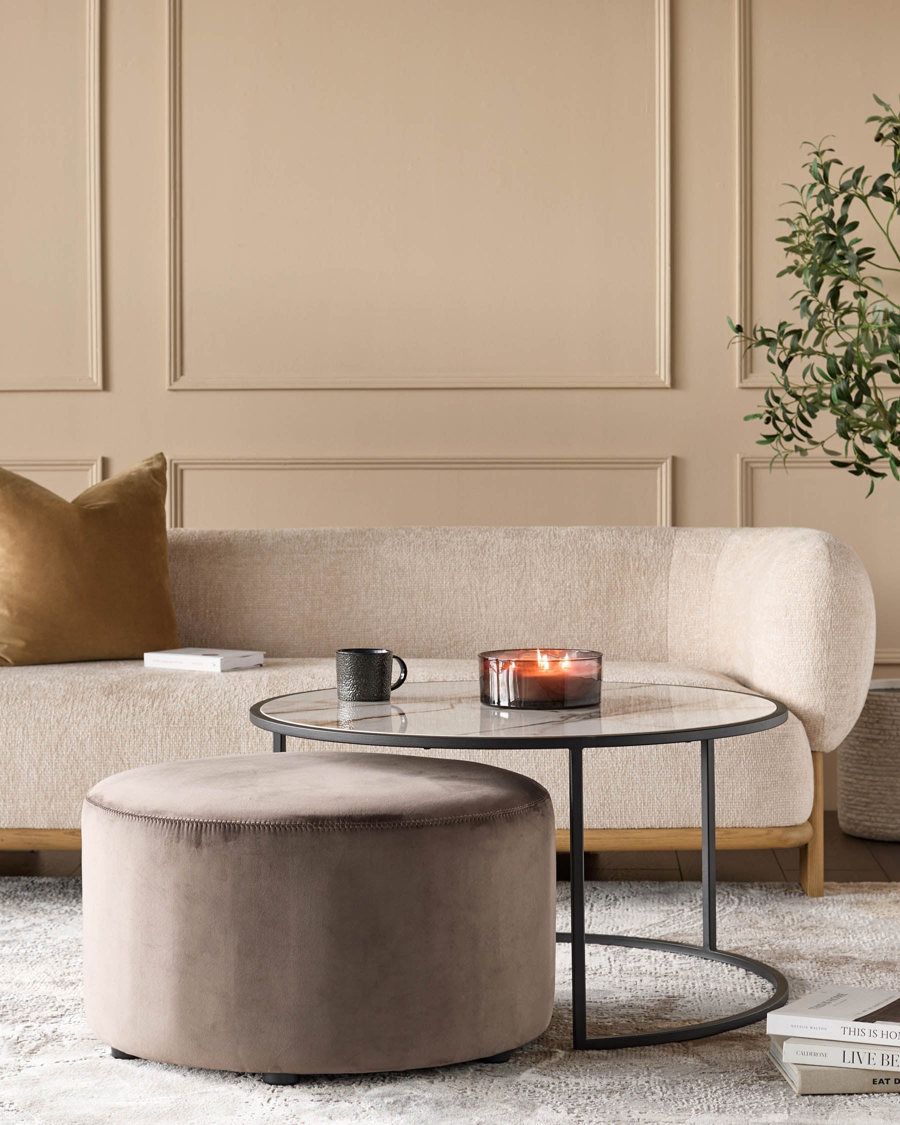 Ensemble table basse en céramique naturelle et pouf en velours moka Thea