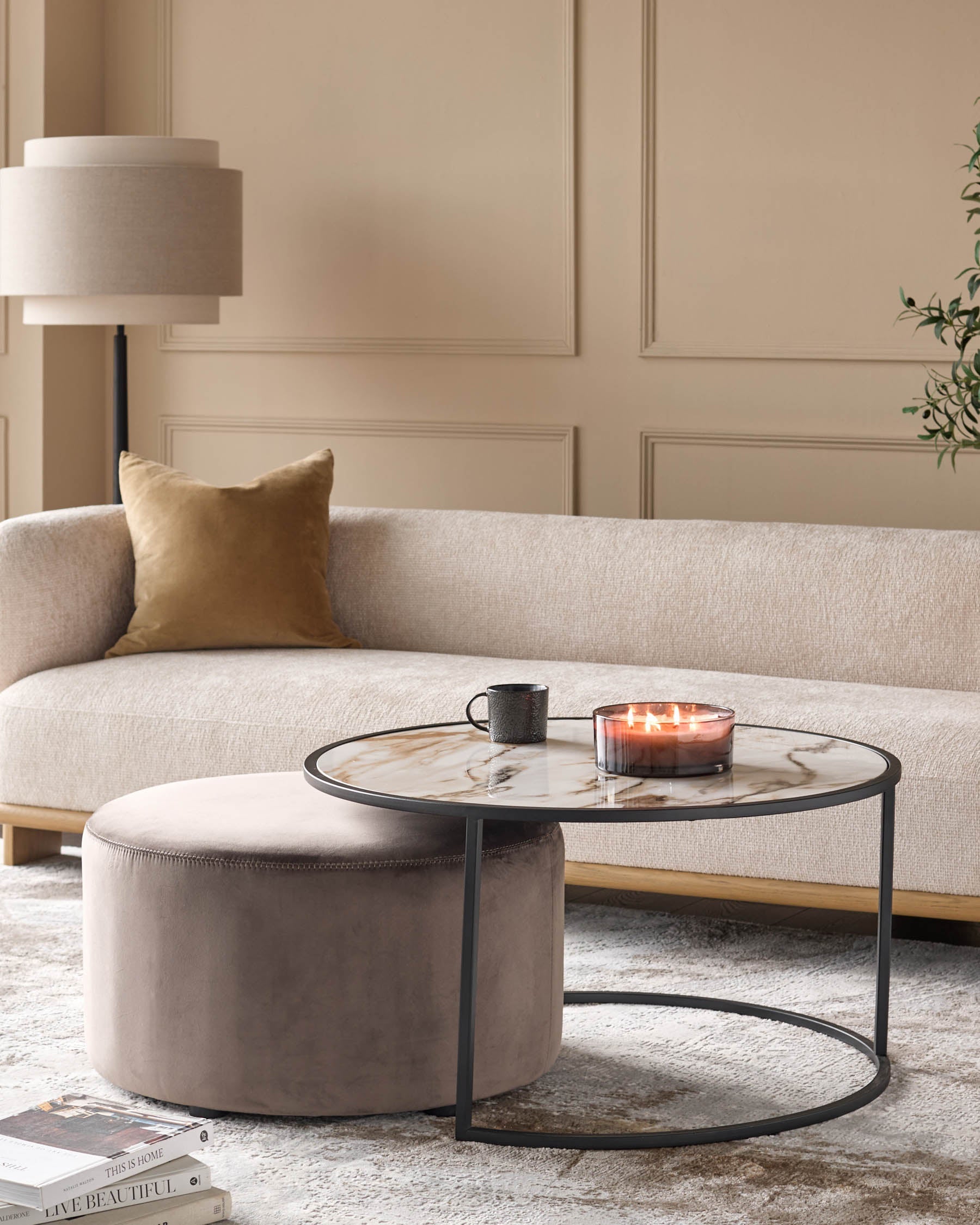 Ensemble table basse en céramique naturelle et pouf en velours moka Thea