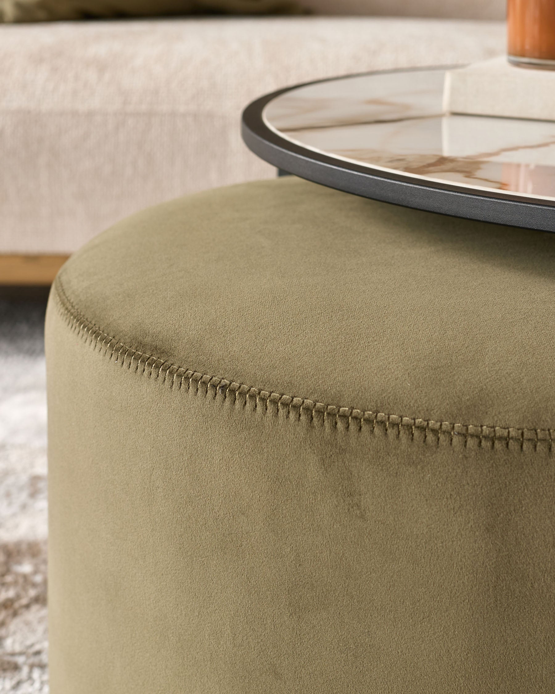 Ensemble table basse en céramique naturelle et pouf en velours vert olive Thea