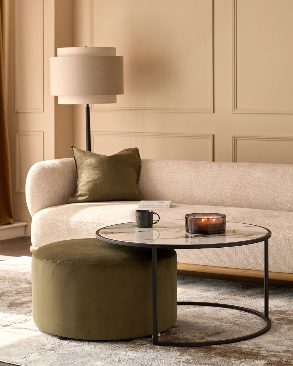 Ensemble table basse en céramique naturelle et pouf en velours vert olive Thea