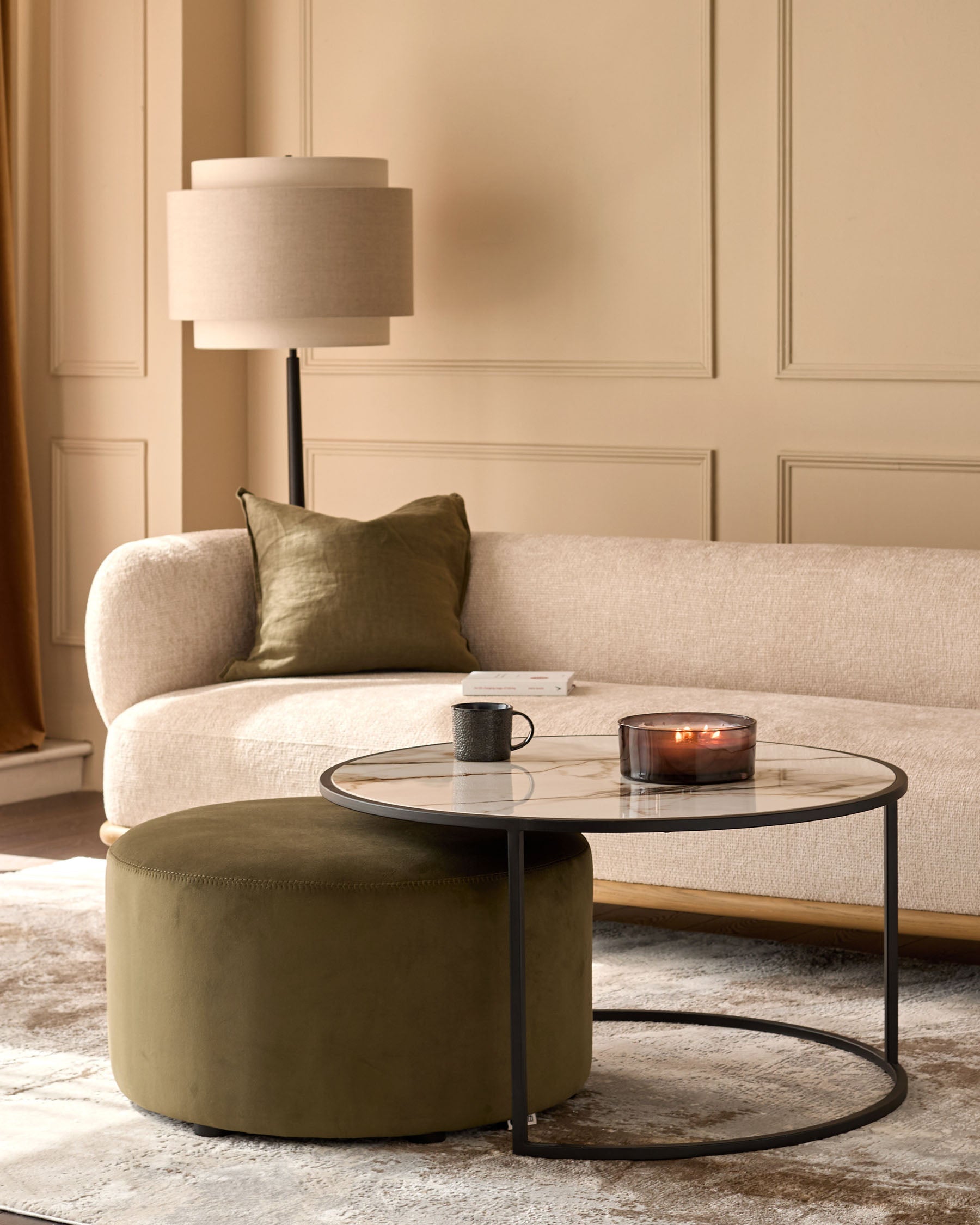 Ensemble table basse en céramique naturelle et pouf en velours vert olive Thea