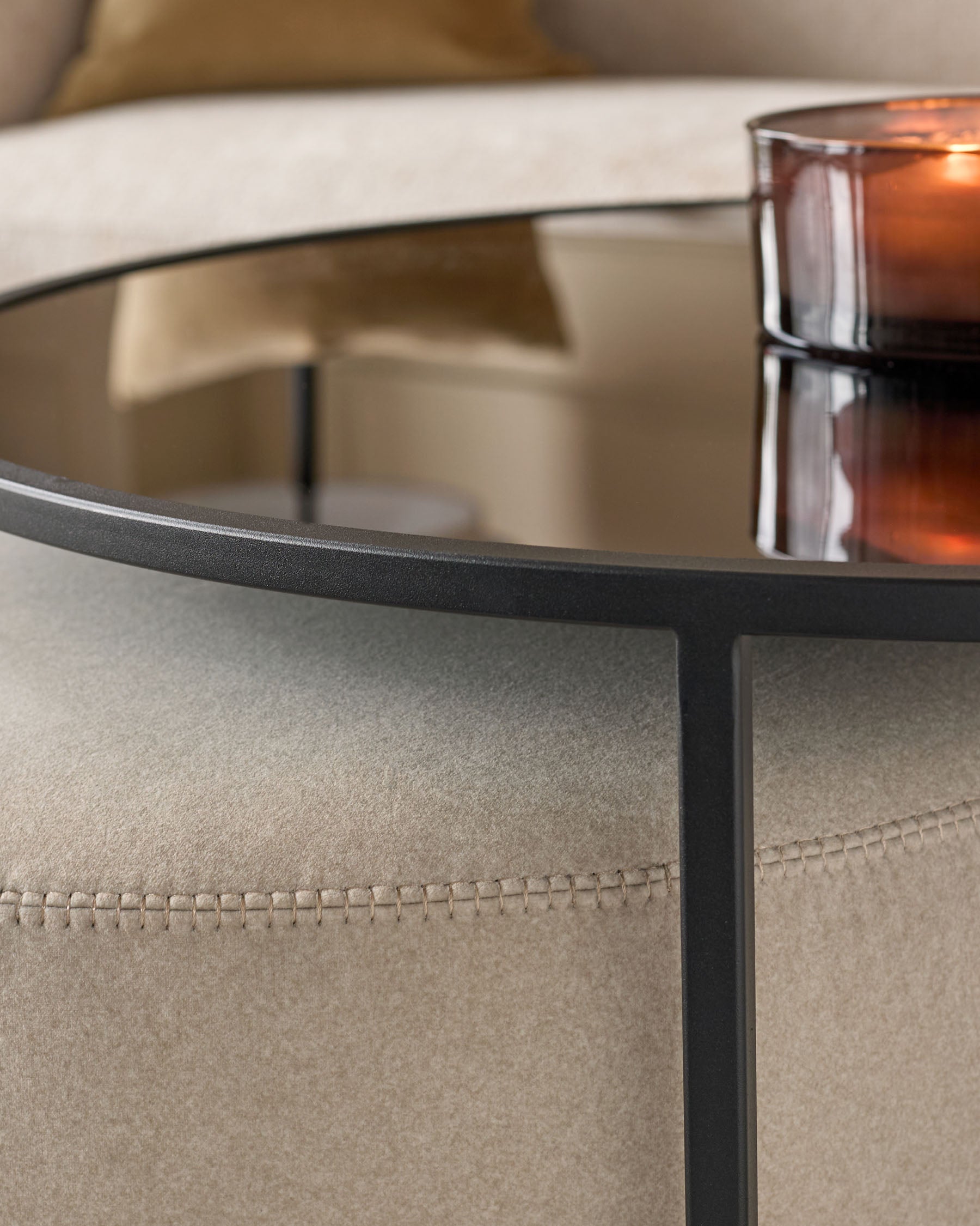 Ensemble table basse Thea en miroir fumé et pouf en tissu crème