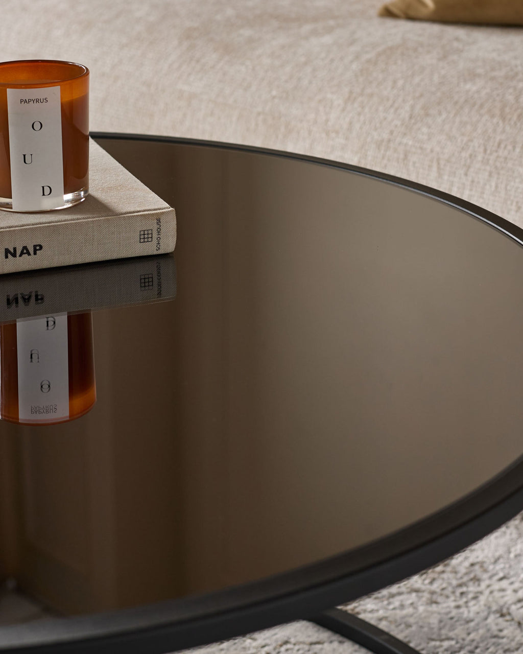 Ensemble table basse Thea en miroir fumé et pouf en tissu crème