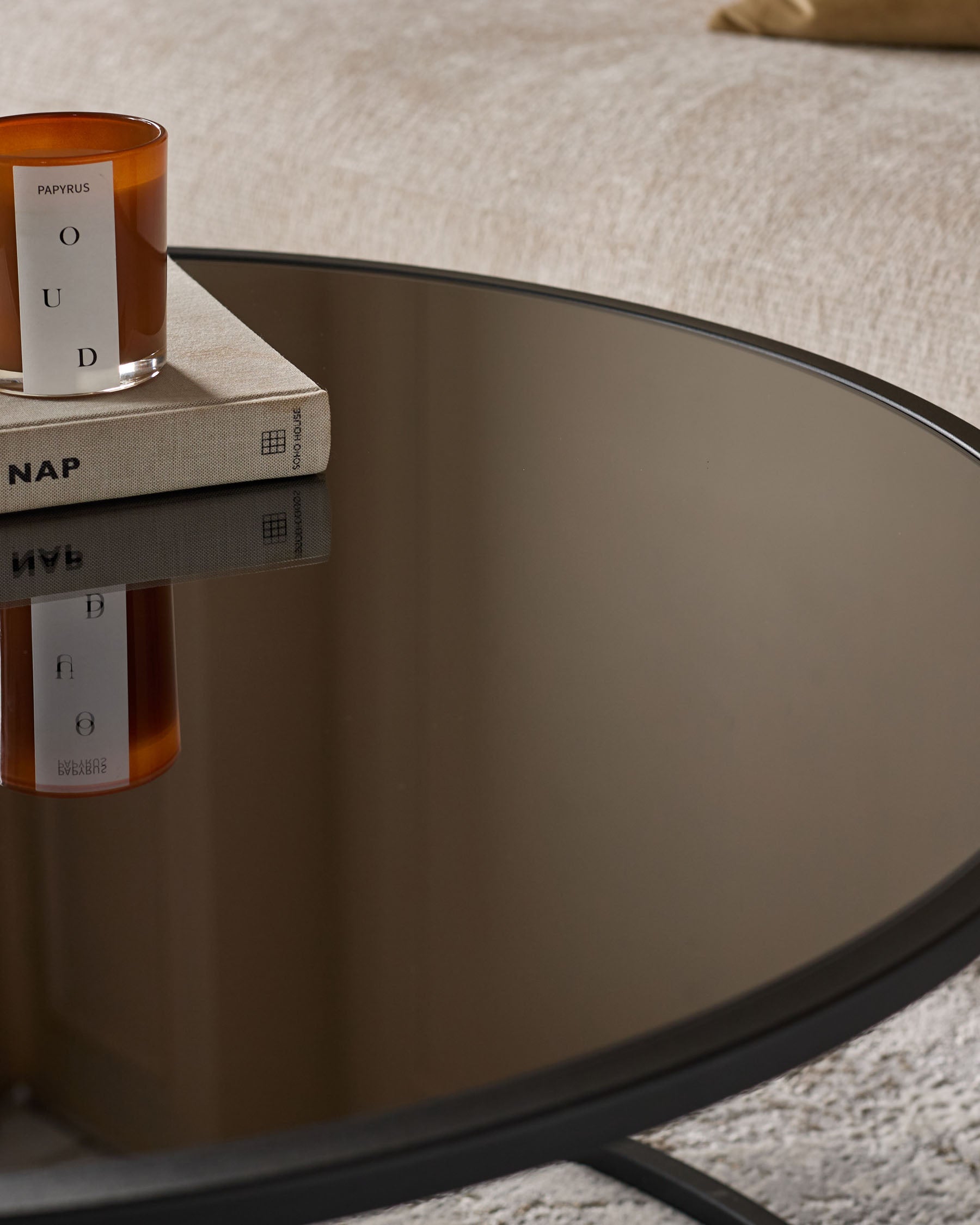 Ensemble table basse Thea en miroir fumé et pouf en tissu crème