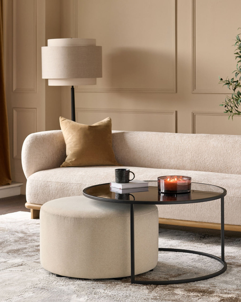 Ensemble table basse Thea en miroir fumé et pouf en tissu crème