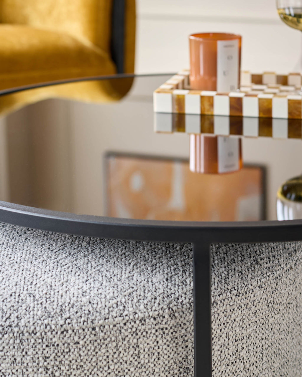 Ensemble table basse Thea en miroir fumé et pouf en tissu gris clair