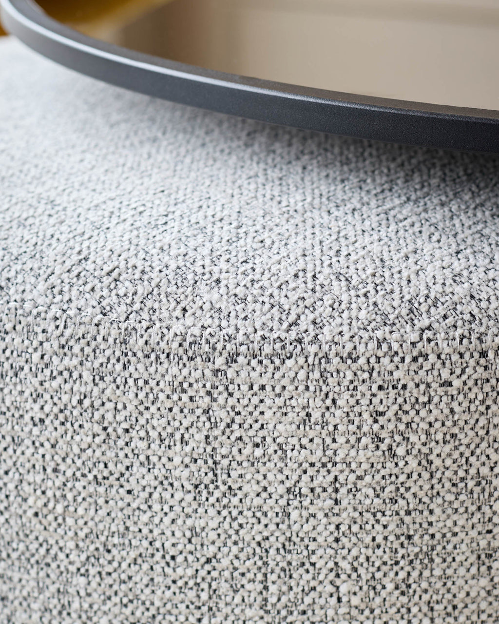 Ensemble table basse Thea en miroir fumé et pouf en tissu gris clair