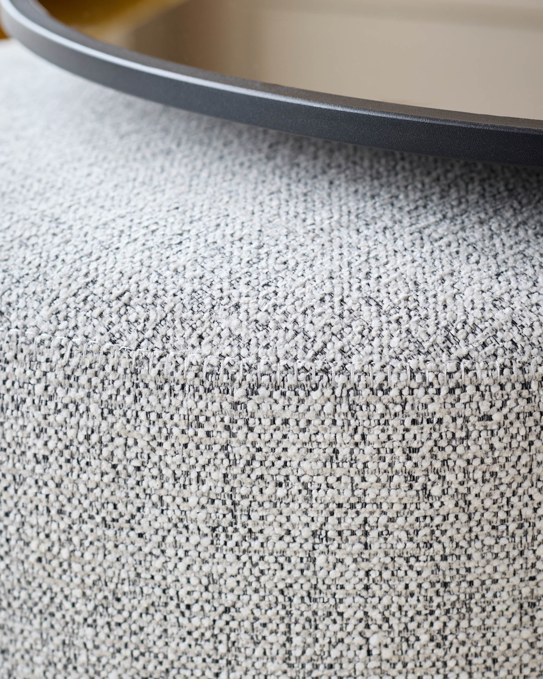 Ensemble table basse Thea en miroir fumé et pouf en tissu gris clair