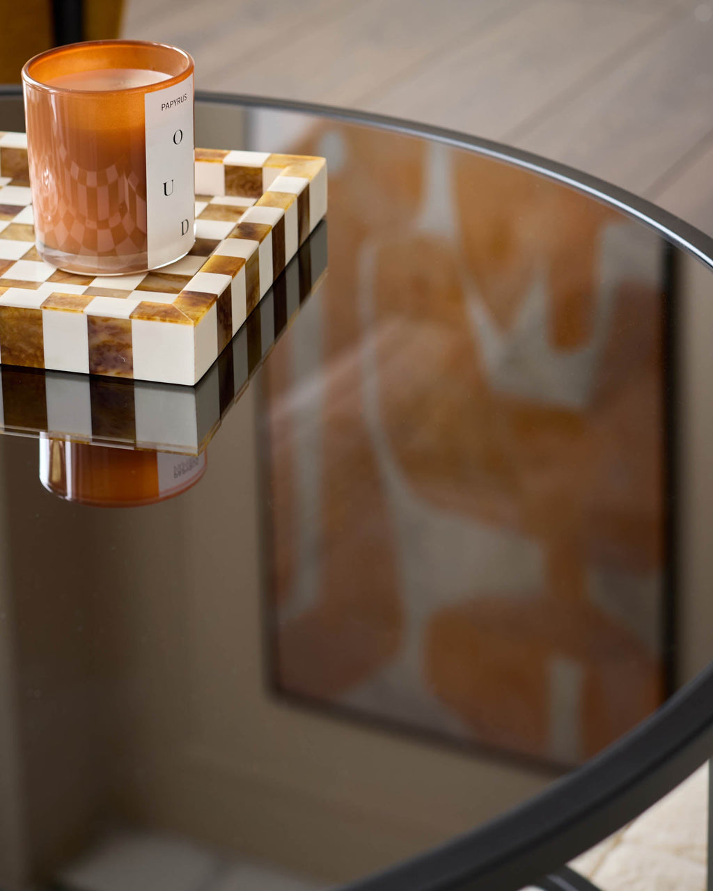 Ensemble table basse Thea en miroir fumé et pouf en tissu gris clair