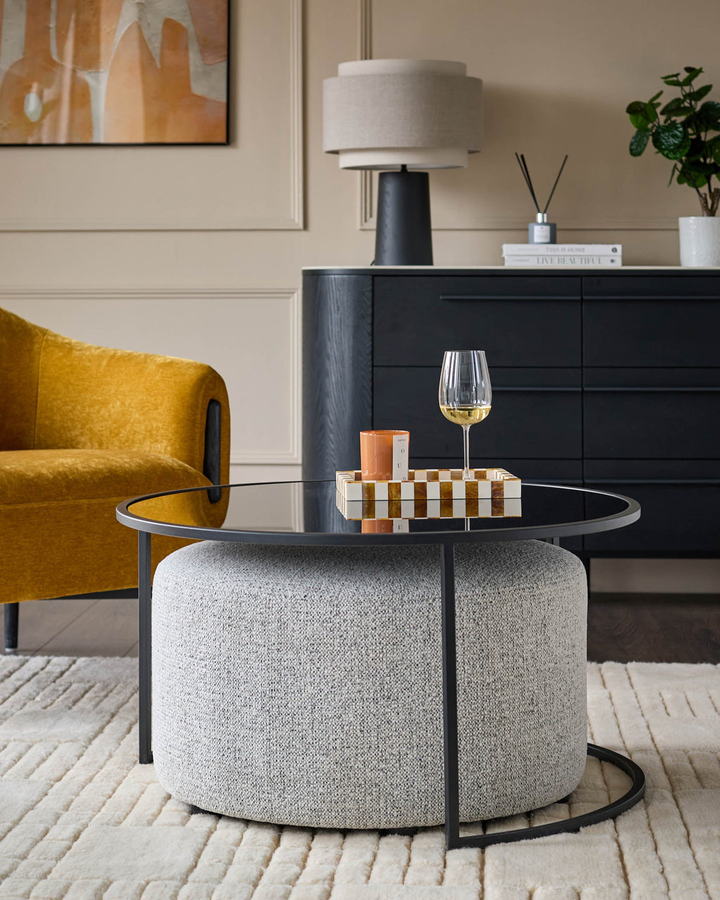 Ensemble table basse Thea en miroir fumé et pouf en tissu gris clair