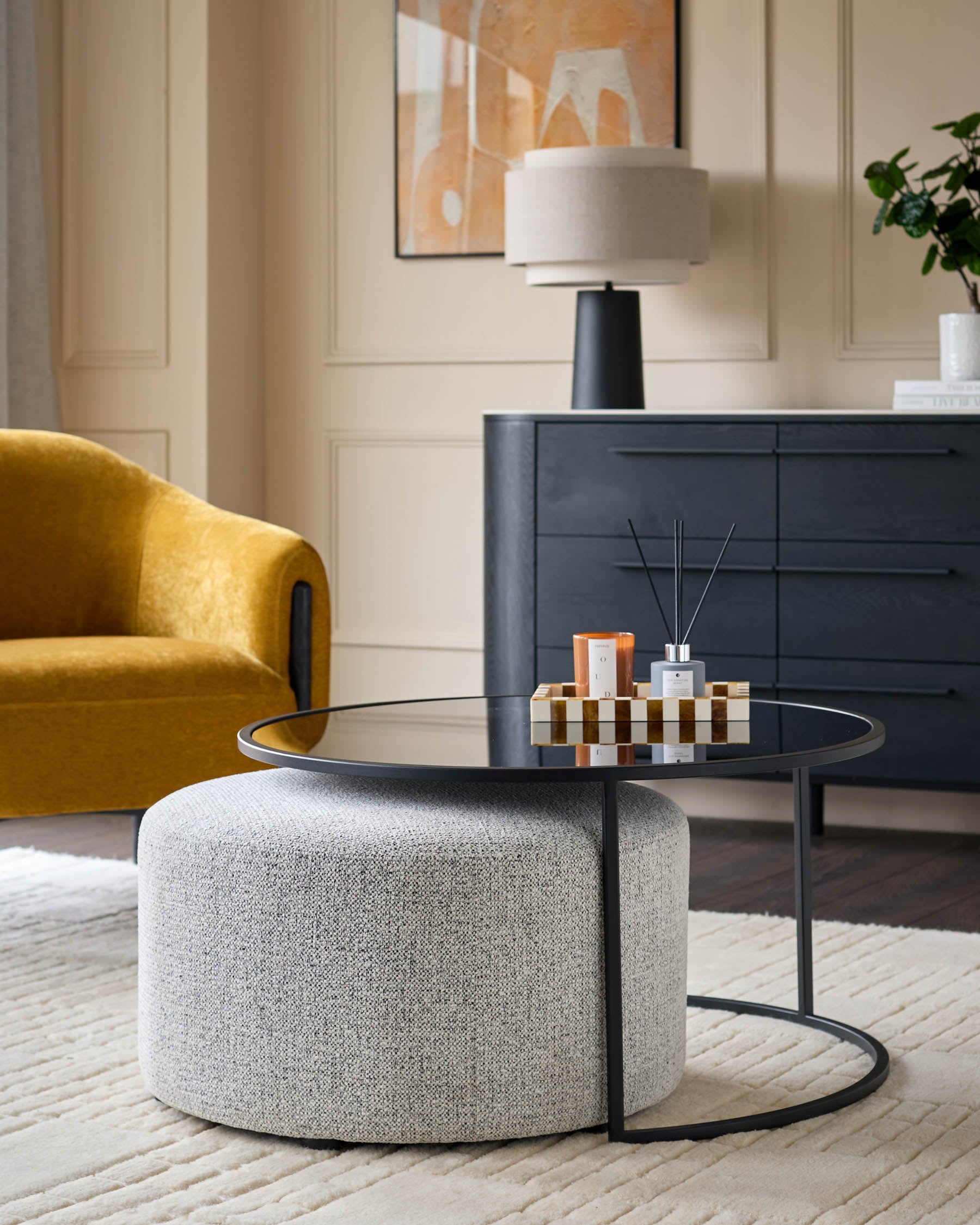 Ensemble table basse Thea en miroir fumé et pouf en tissu gris clair