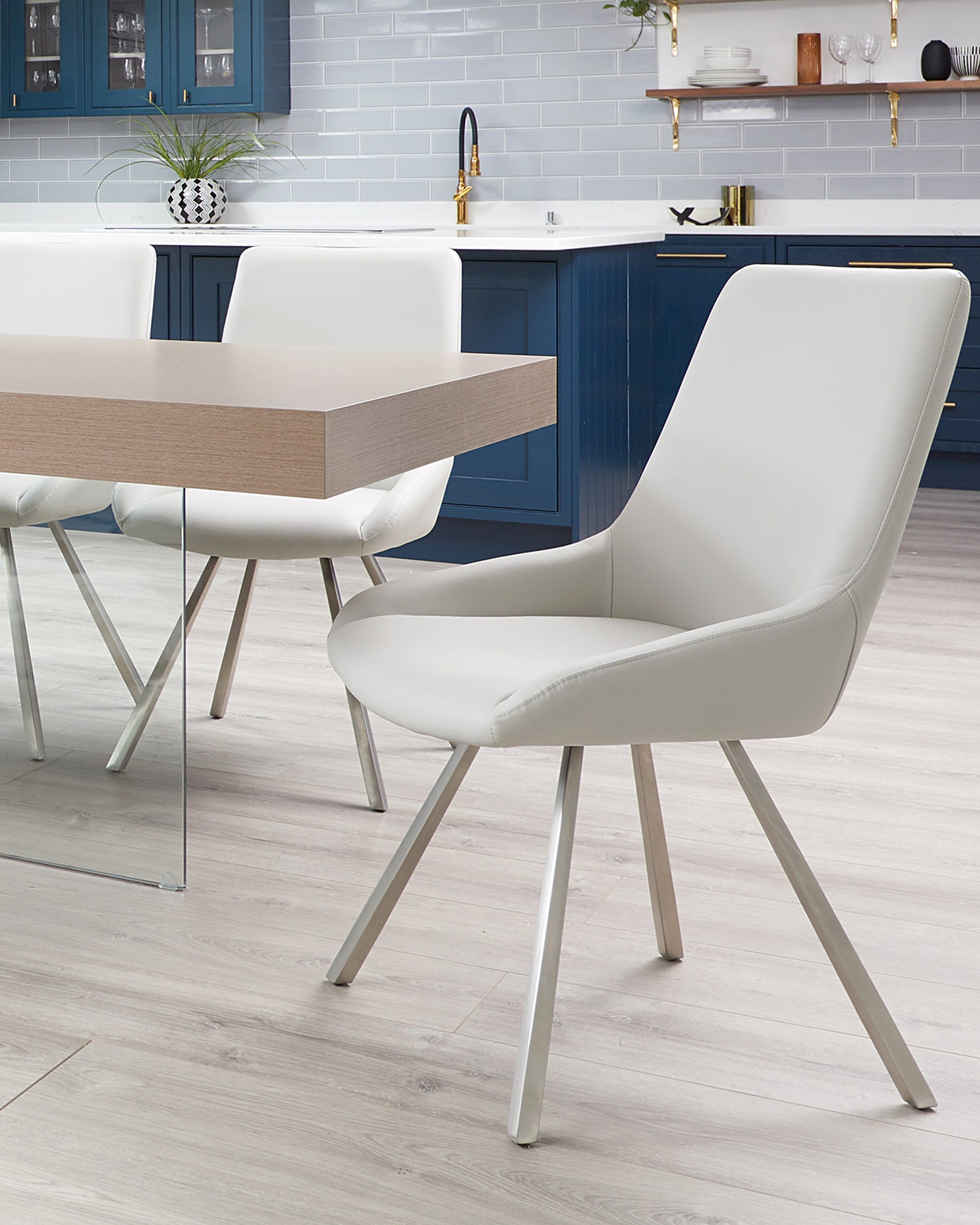 Chaise de salle à manger Theo en similicuir gris clair