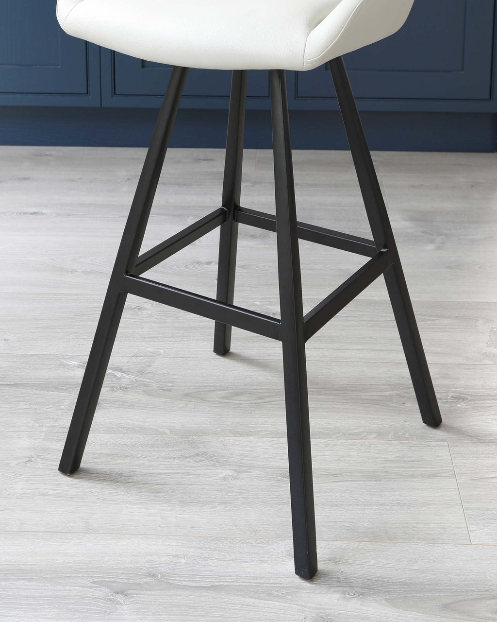 Tabouret de bar pivotant Theo en similicuir gris clair avec pieds noirs