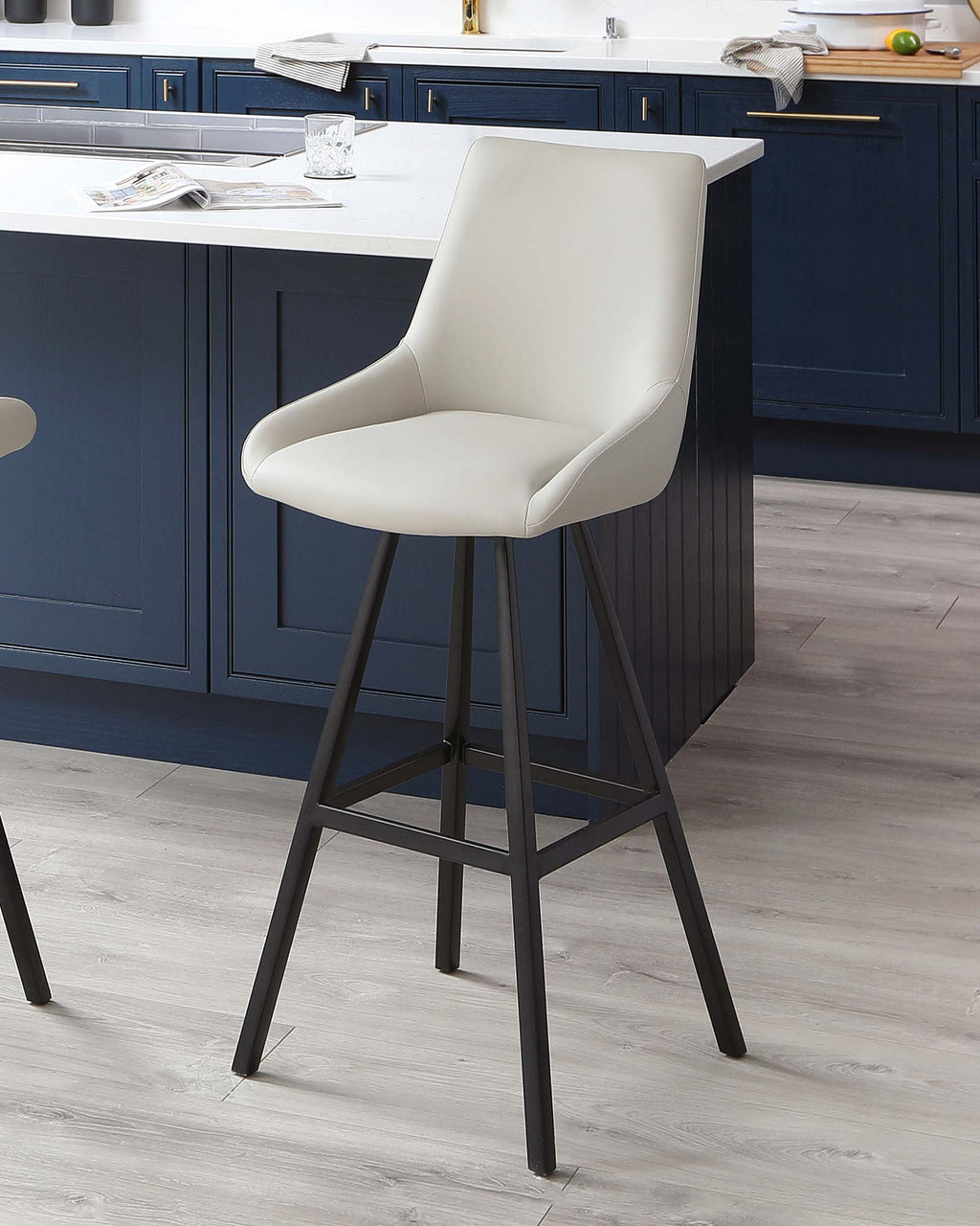 Tabouret de bar pivotant Theo en similicuir gris clair avec pieds noirs