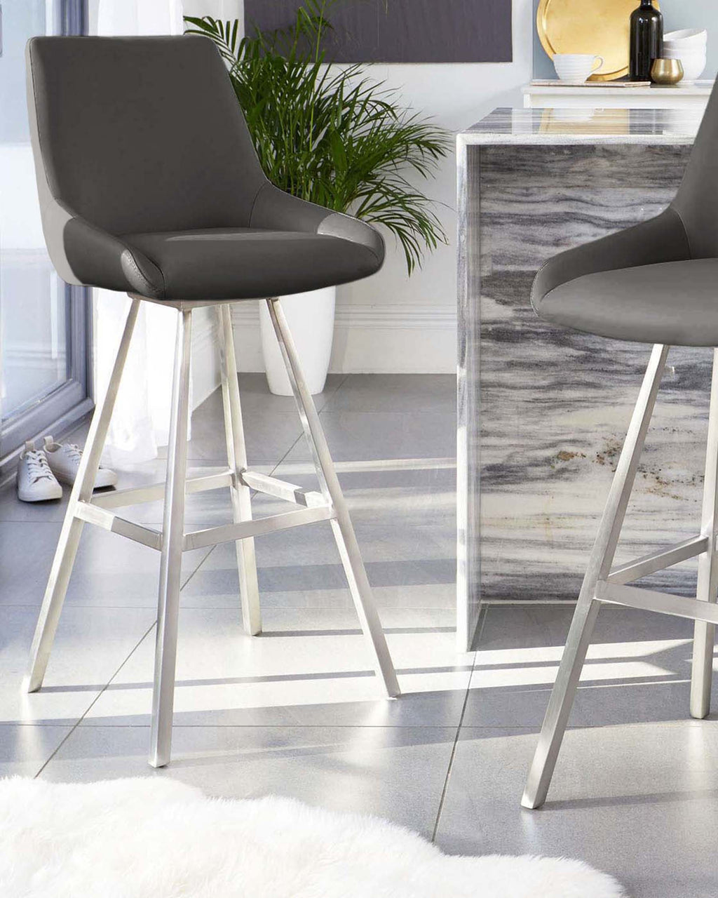 Tabouret de bar pivotant Theo en similicuir gris foncé