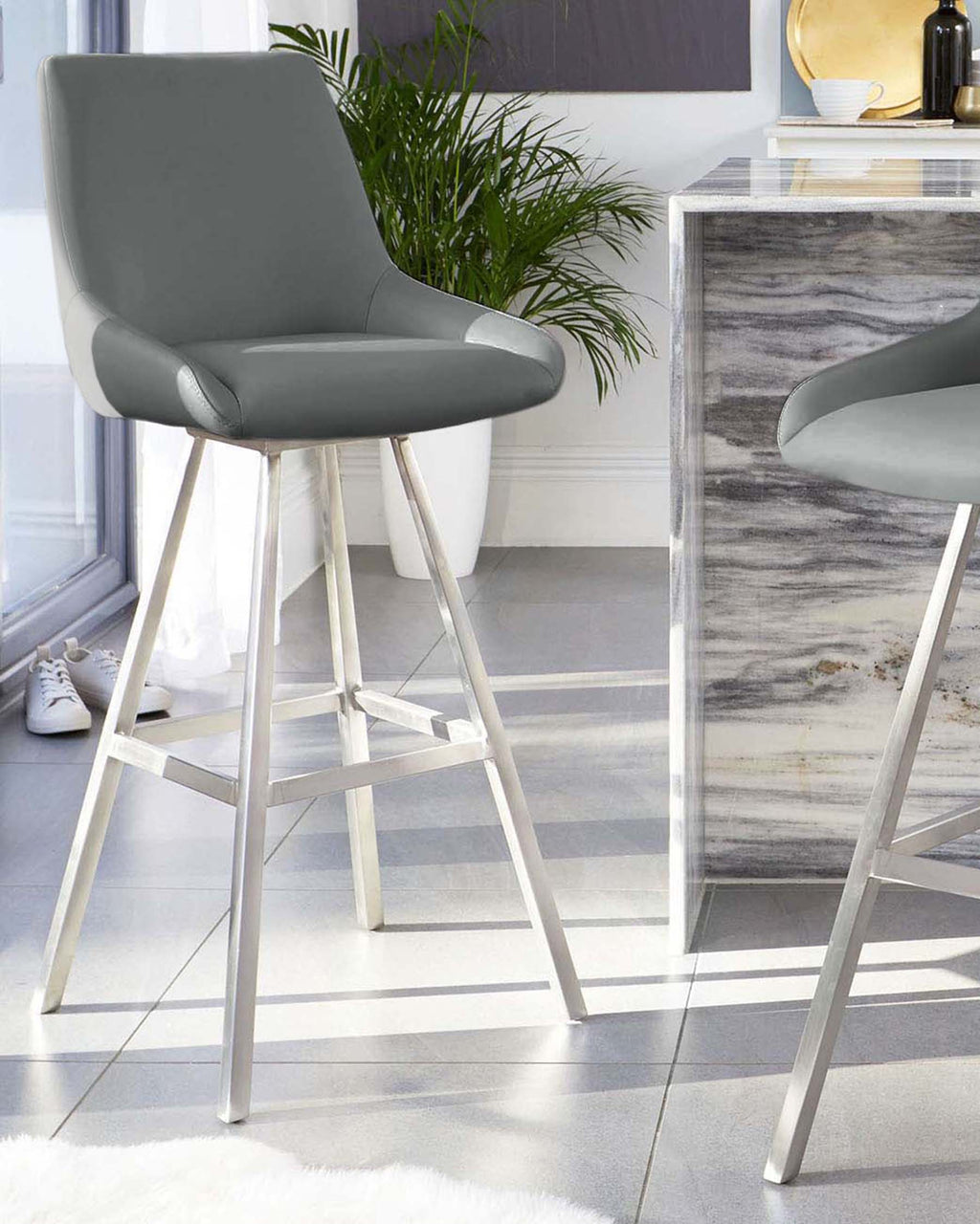 Tabouret de bar pivotant Theo en similicuir gris moyen