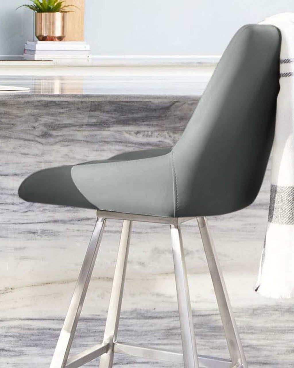 Tabouret de bar pivotant Theo en similicuir gris moyen