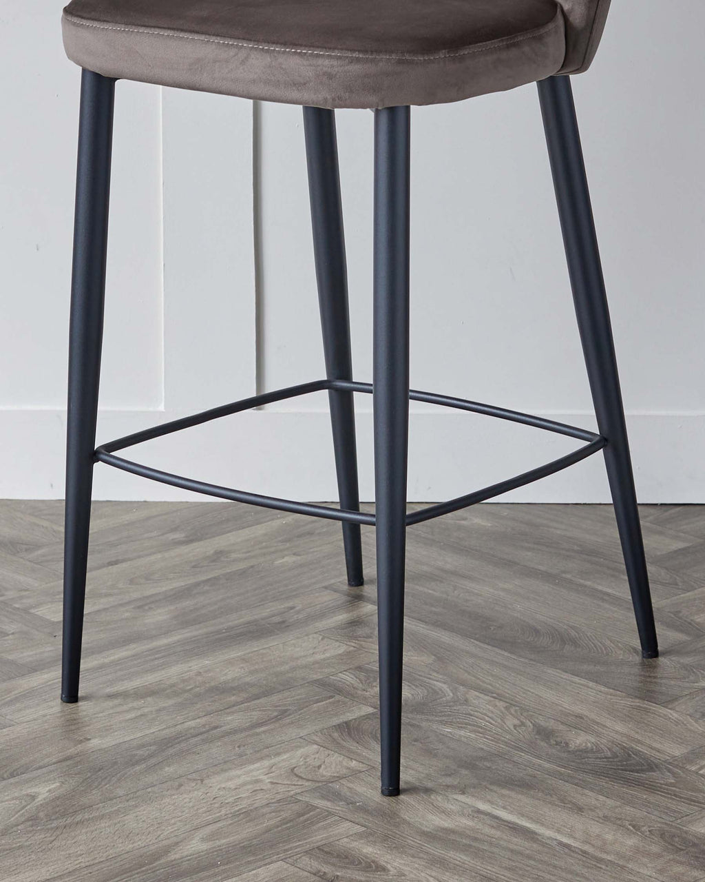Tabouret de bar Trinny en métal noir recouvert de velours moka