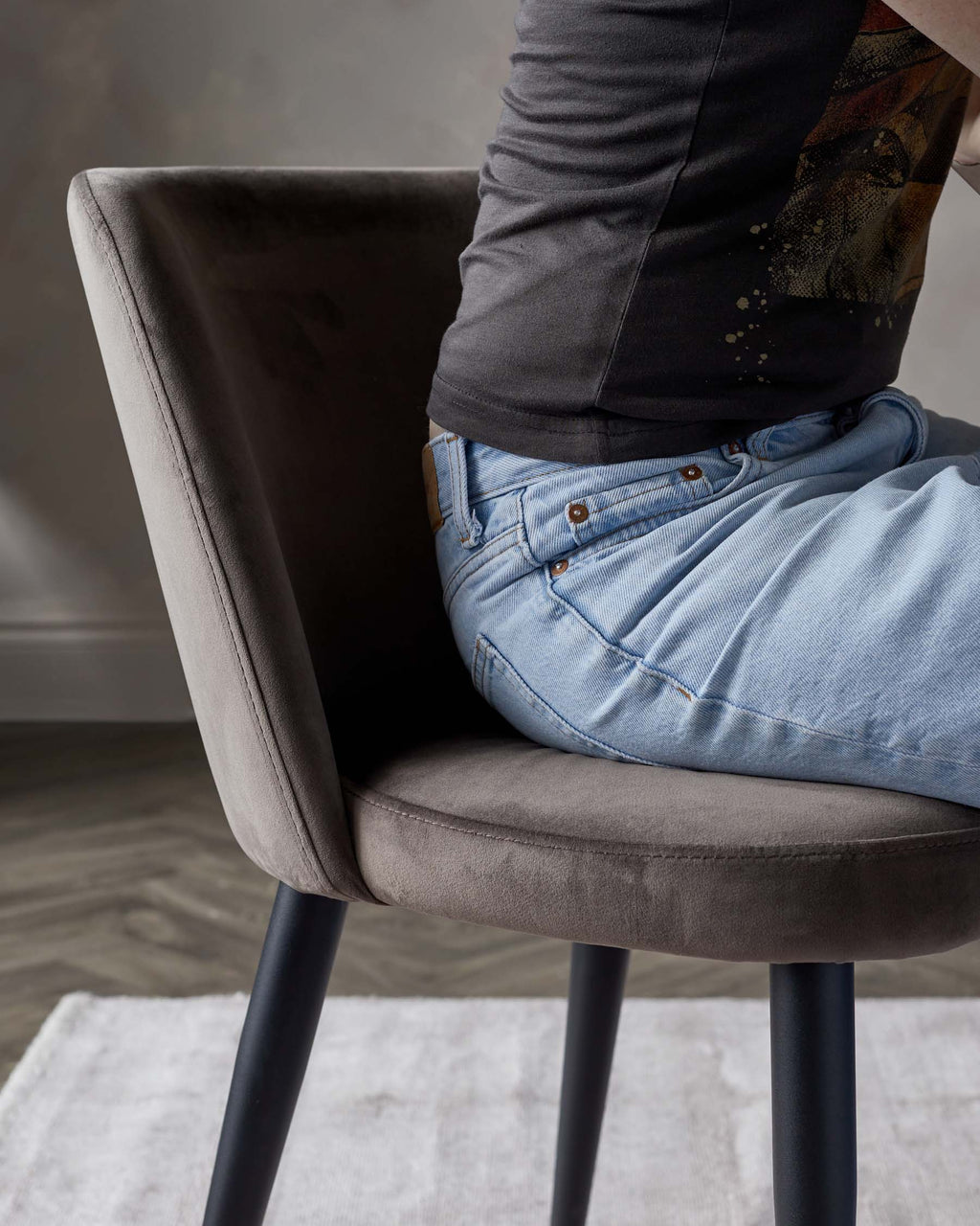 Chaise de salle à manger Trinny en métal noir, revêtue de velours moka.