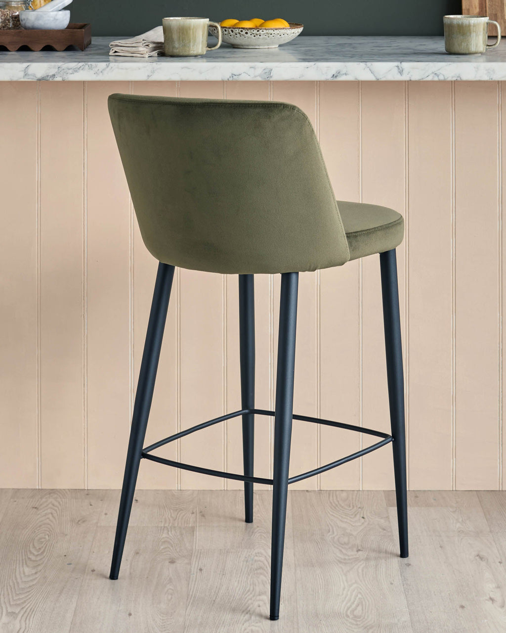Tabouret de bar Trinny en velours vert olive