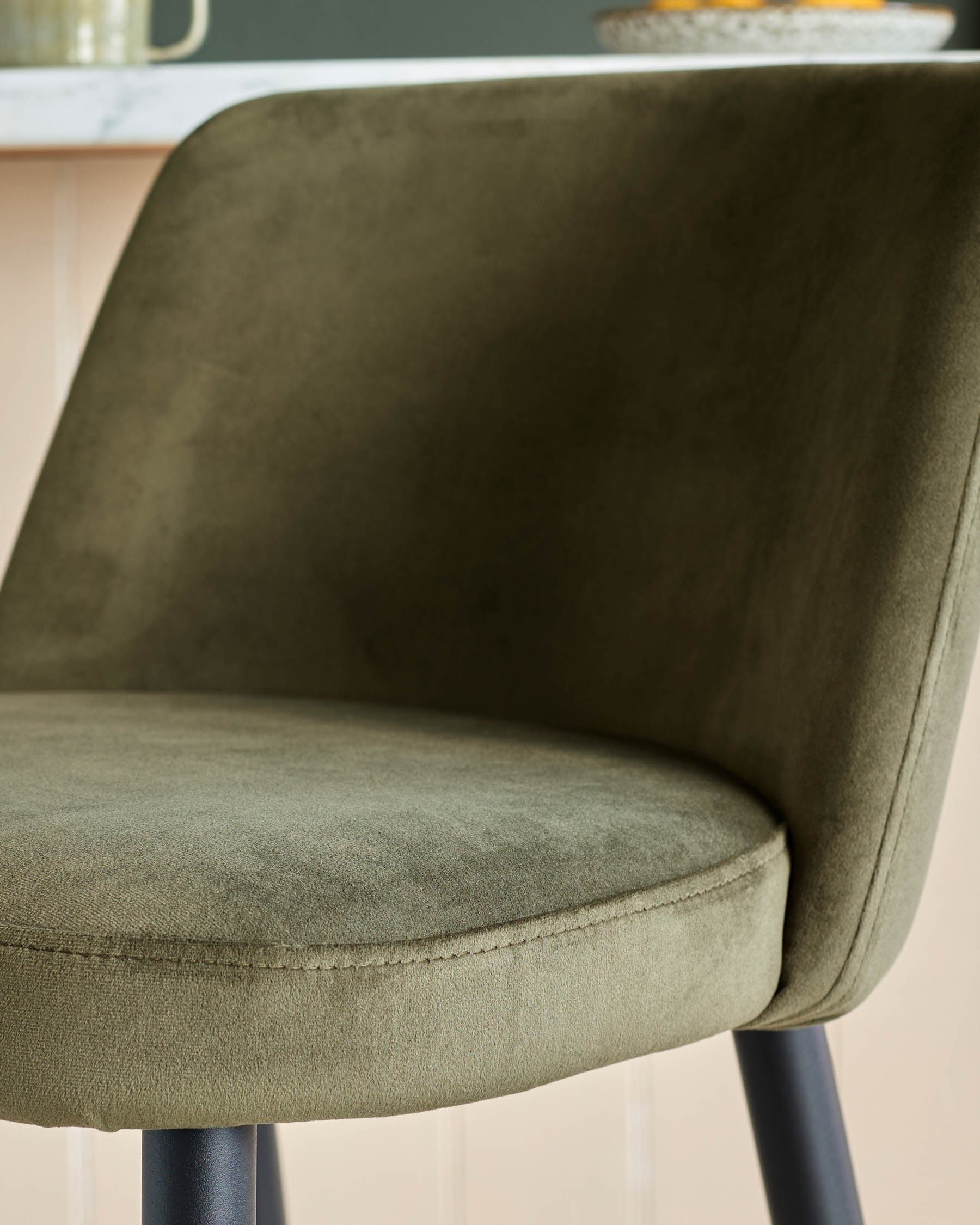 Tabouret de bar Trinny en velours vert olive