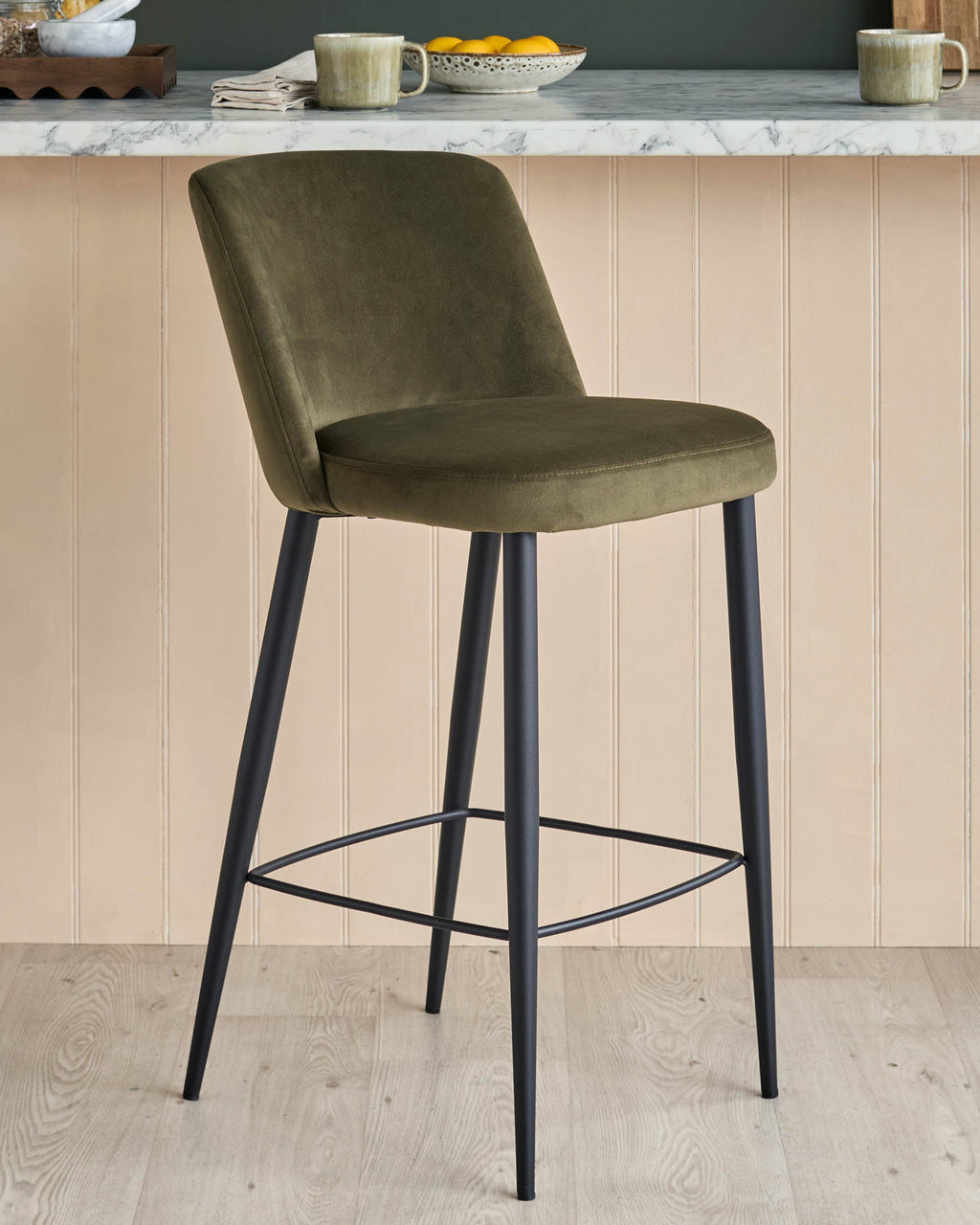 Tabouret de bar Trinny en velours vert olive