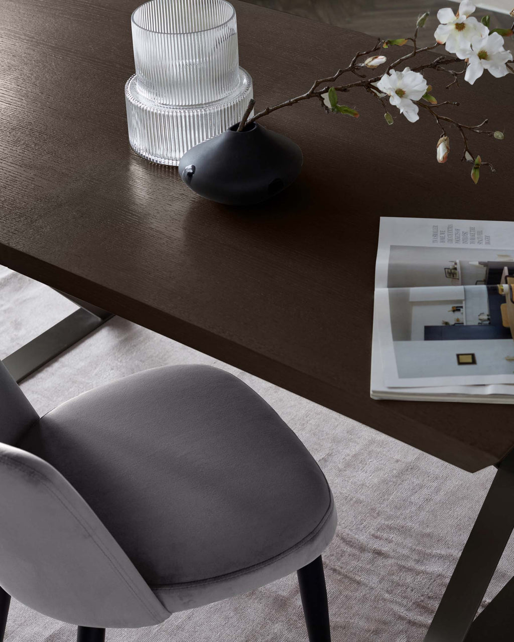 Chaise de salle à manger Trinny en métal noir, revêtue de velours gris foncé.