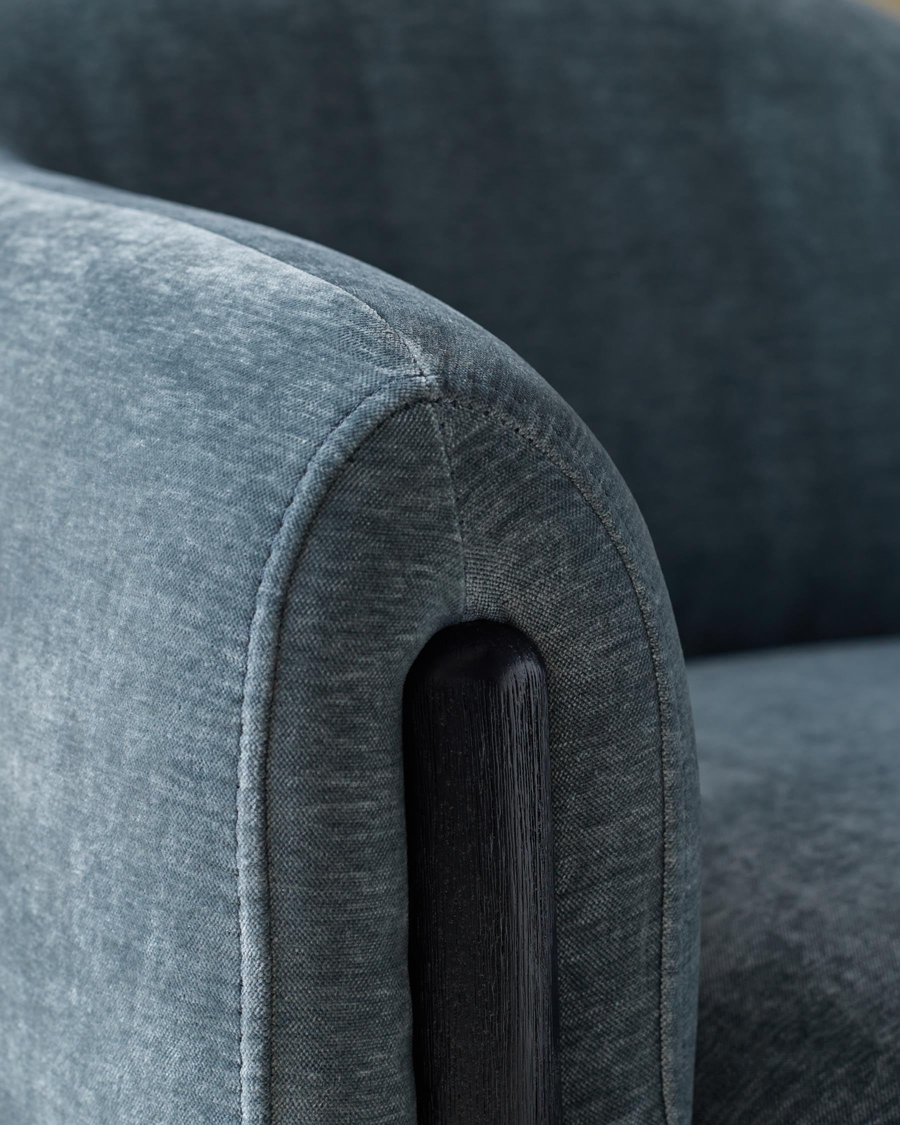 Fauteuil d'appoint Tristan en tissu bleu-gris avec bois noir