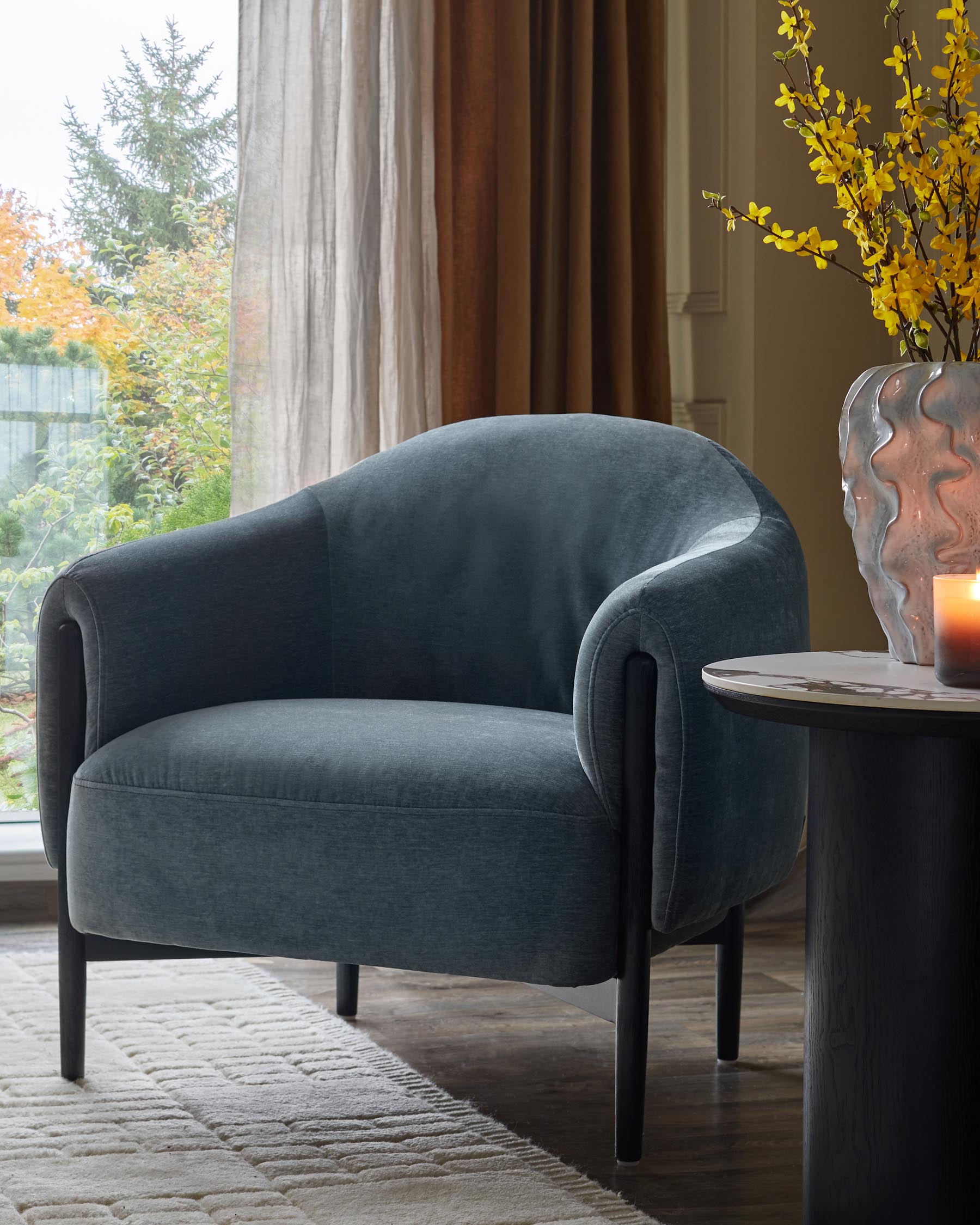 Fauteuil d'appoint Tristan en tissu bleu-gris avec bois noir