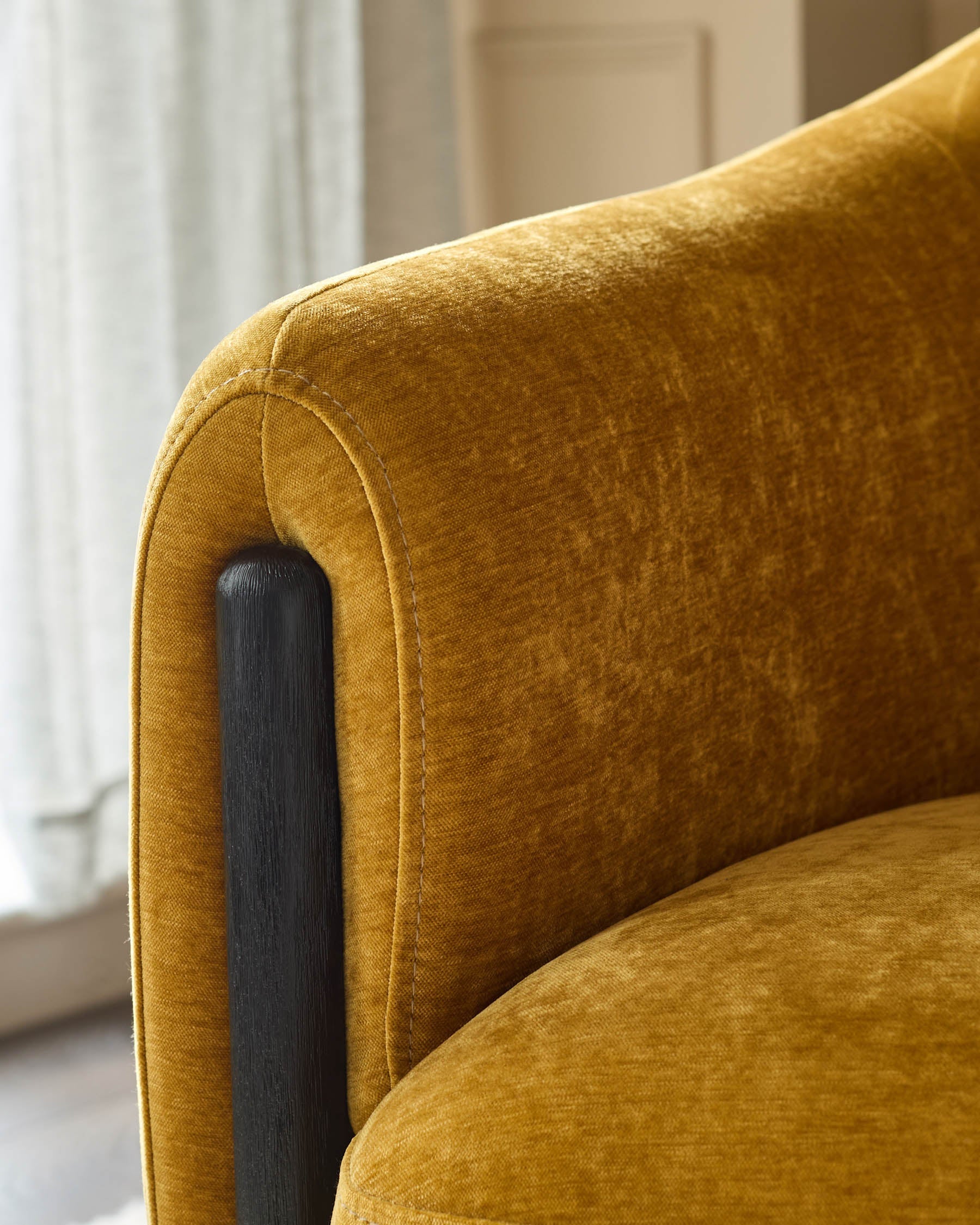 Fauteuil d'appoint Tristan en tissu ocre avec bois noir