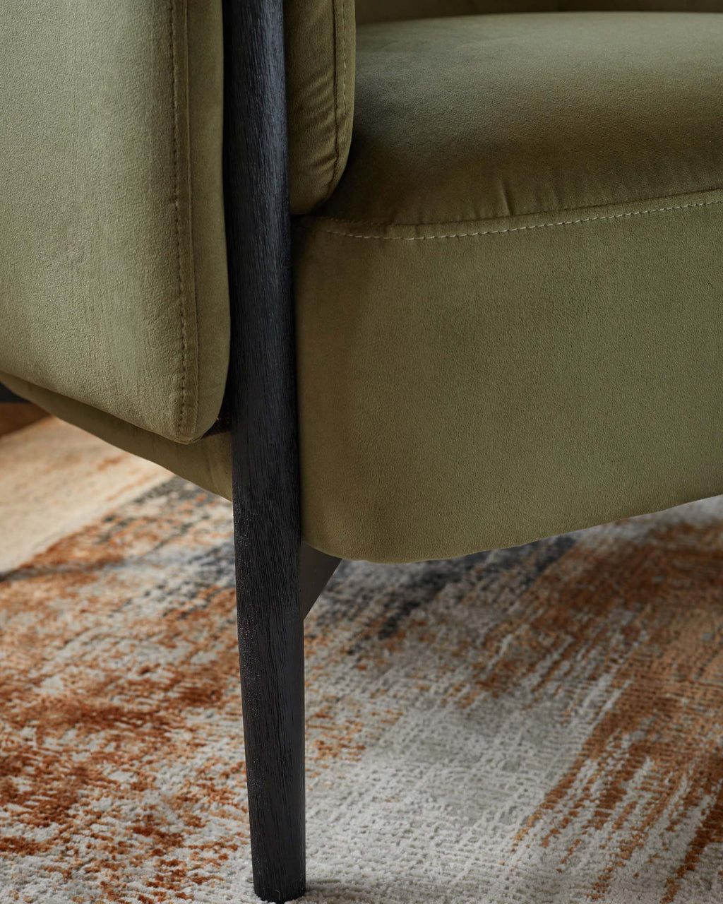 Fauteuil d'appoint Tristan en velours vert olive avec bois noir