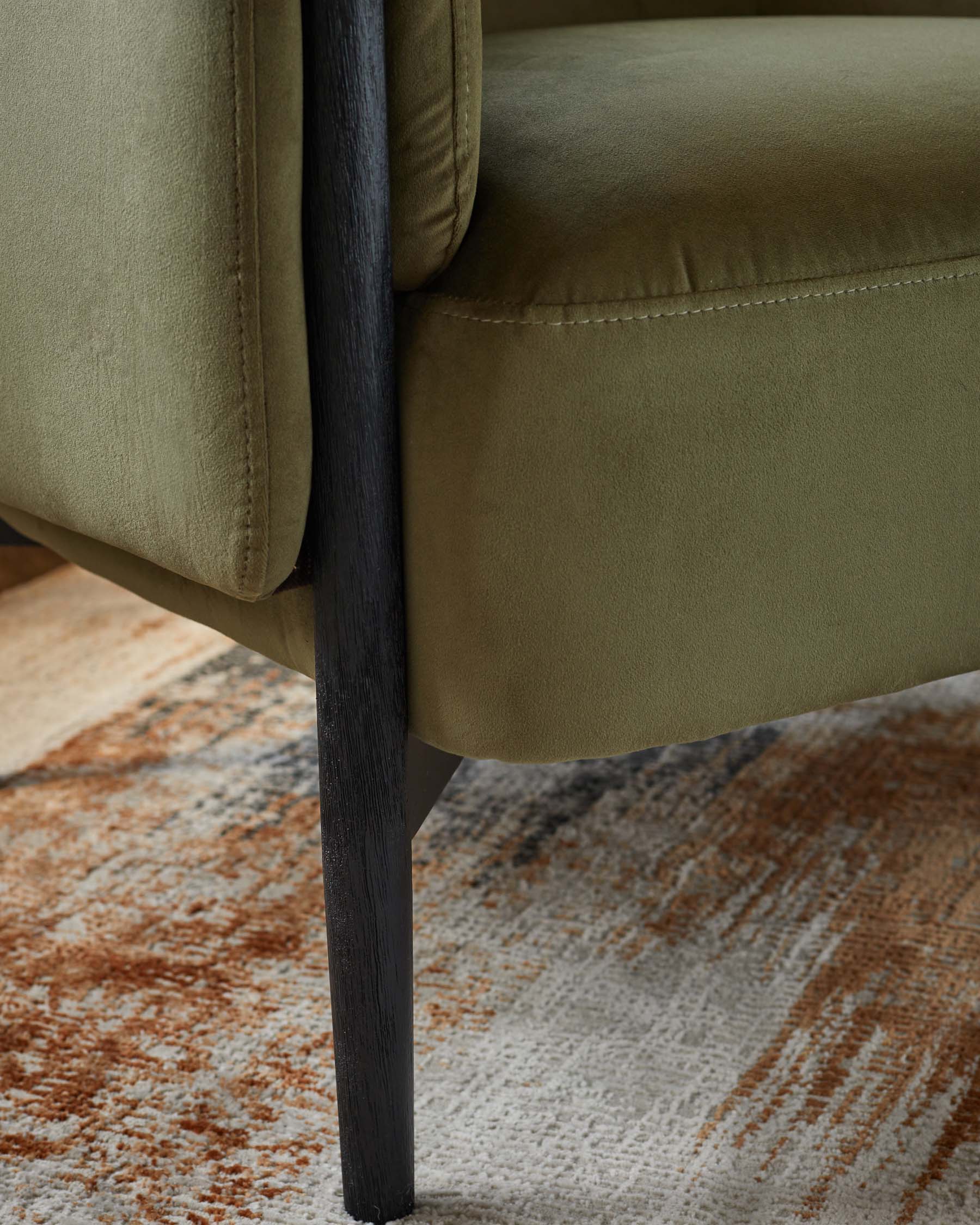 Fauteuil d'appoint Tristan en velours vert olive avec bois noir