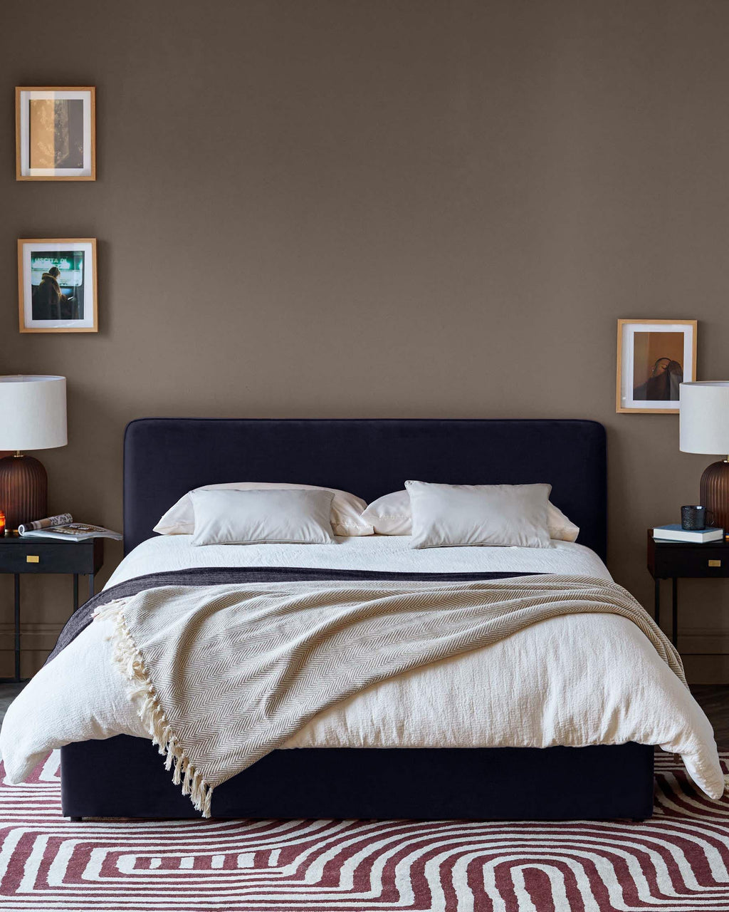 Lit coffre ottoman Turin en velours bleu marine foncé, taille super king