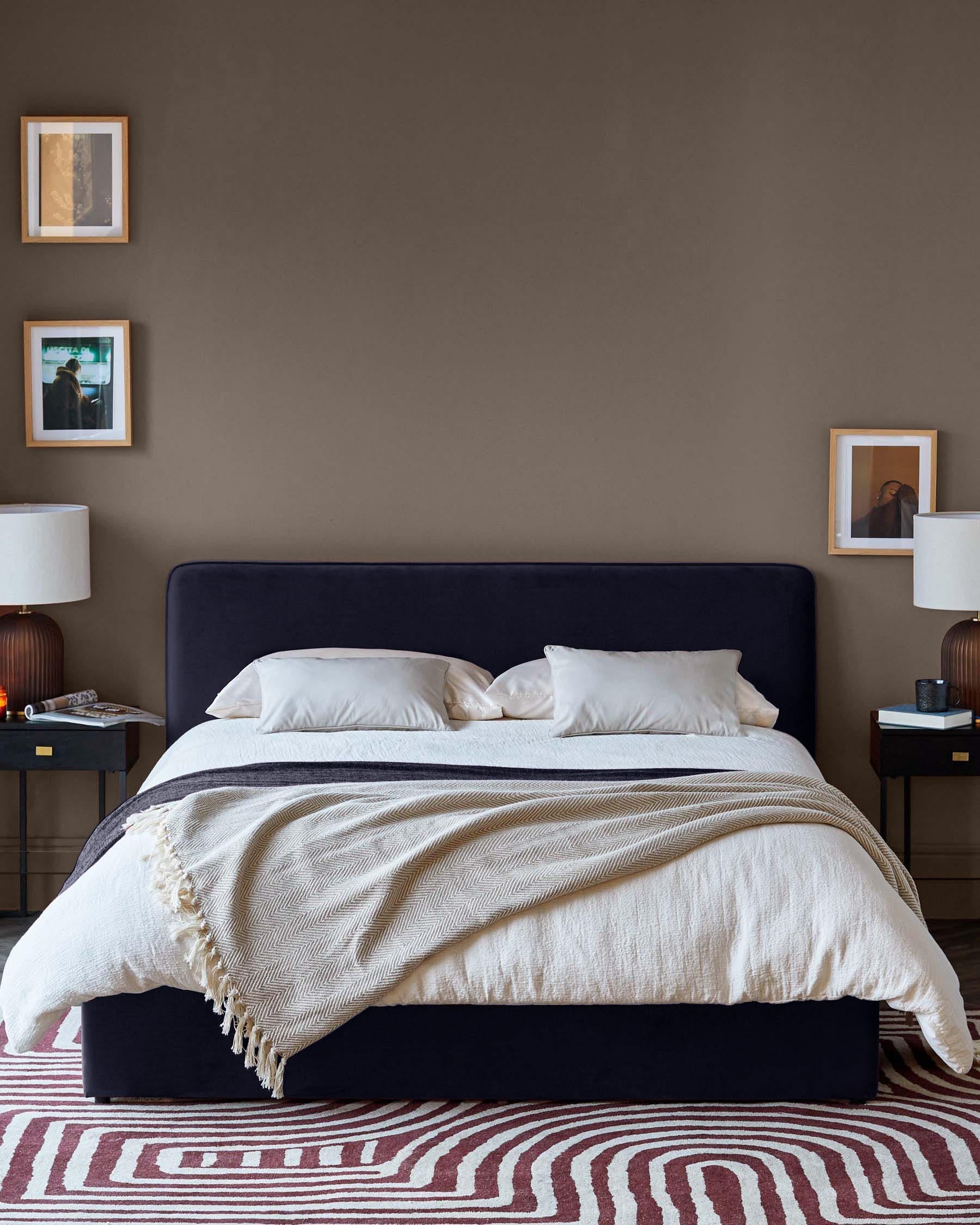 Lit coffre ottoman Turin en velours bleu marine foncé, taille king size