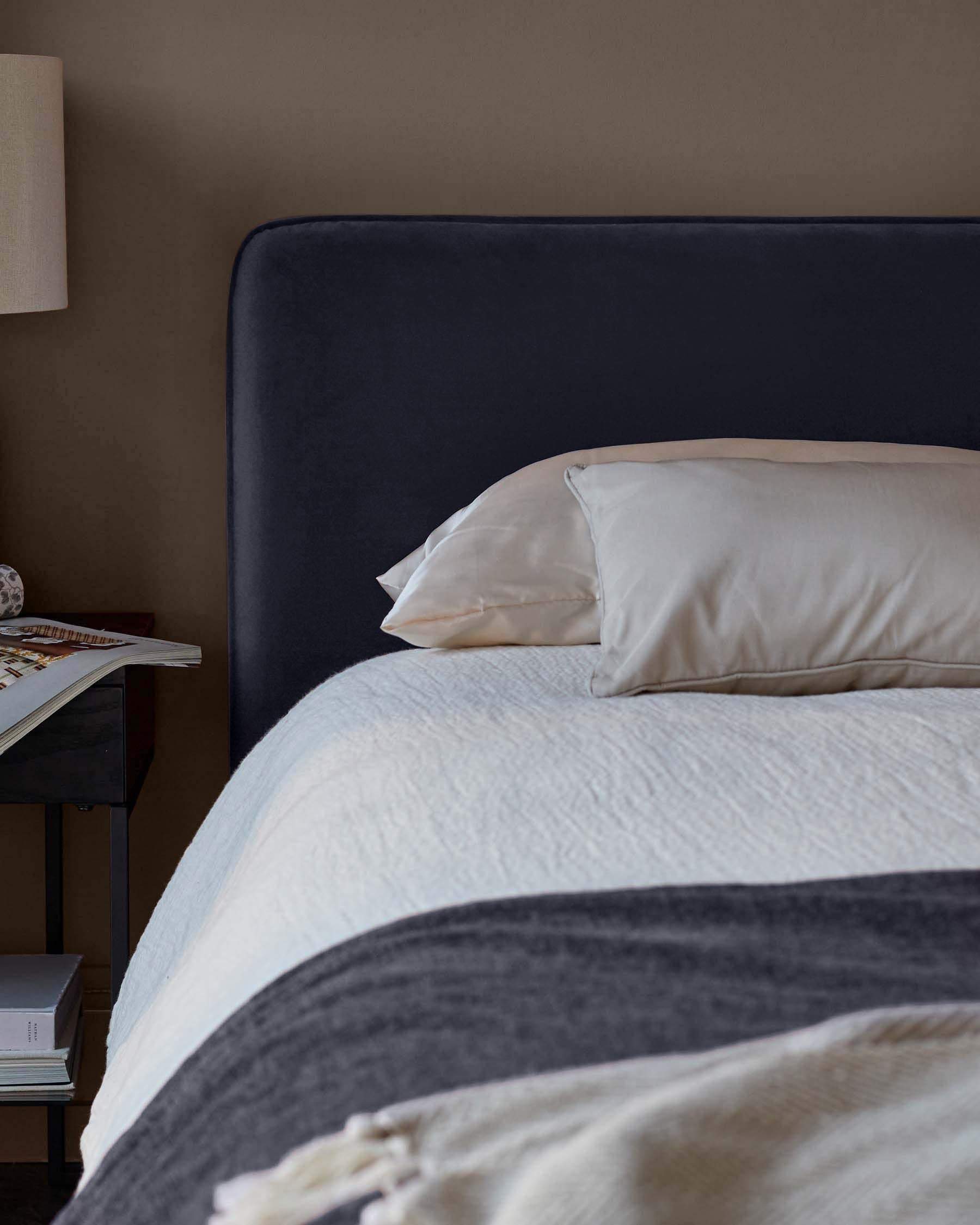 Lit coffre ottoman Turin en velours bleu marine foncé, taille super king