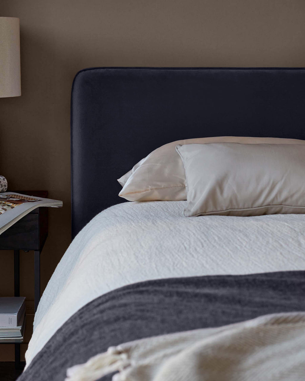 Lit coffre ottoman Turin en velours bleu marine foncé, taille king size