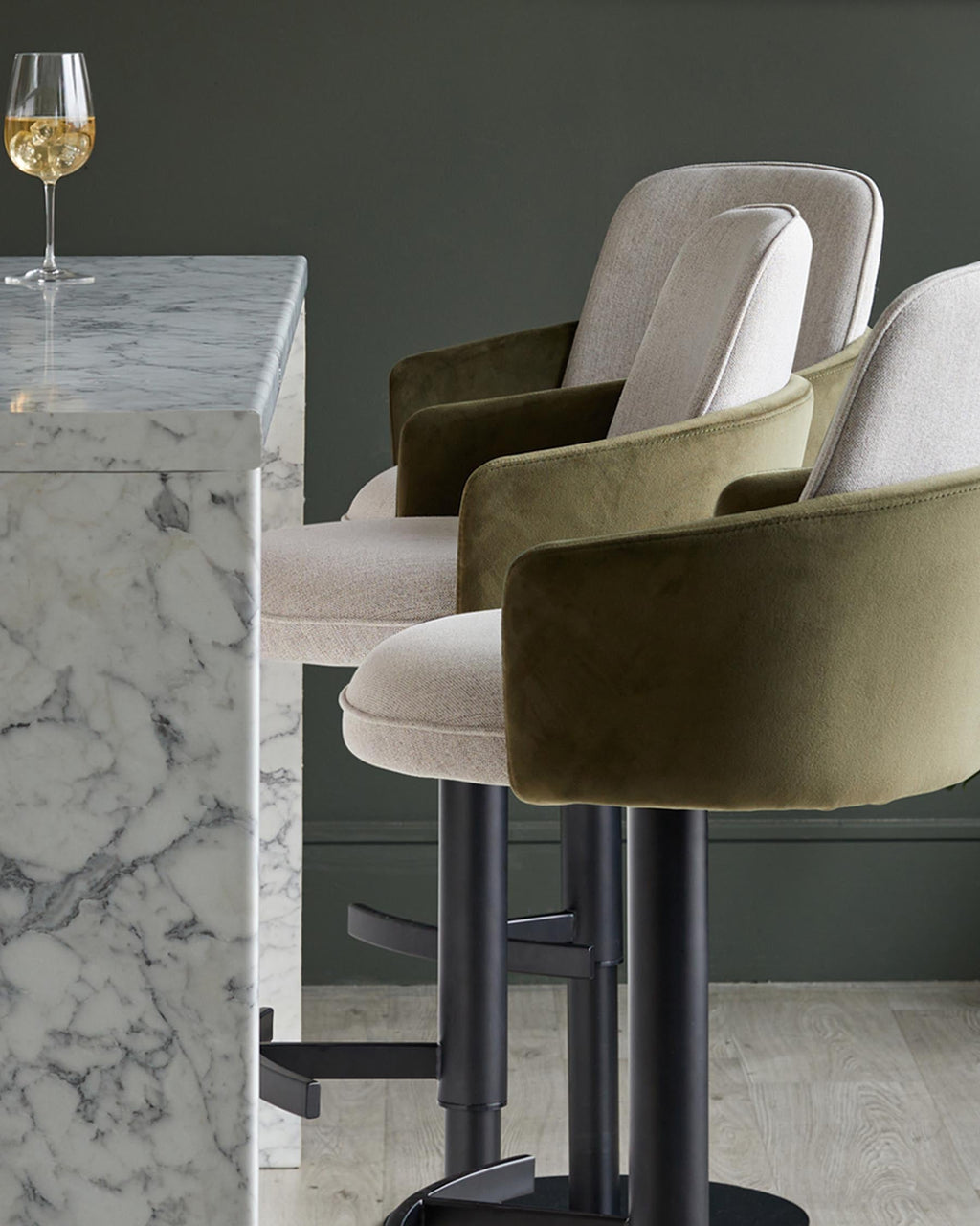 Tabouret de bar à vérin à gaz en tissu naturel Wren et velours vert olive