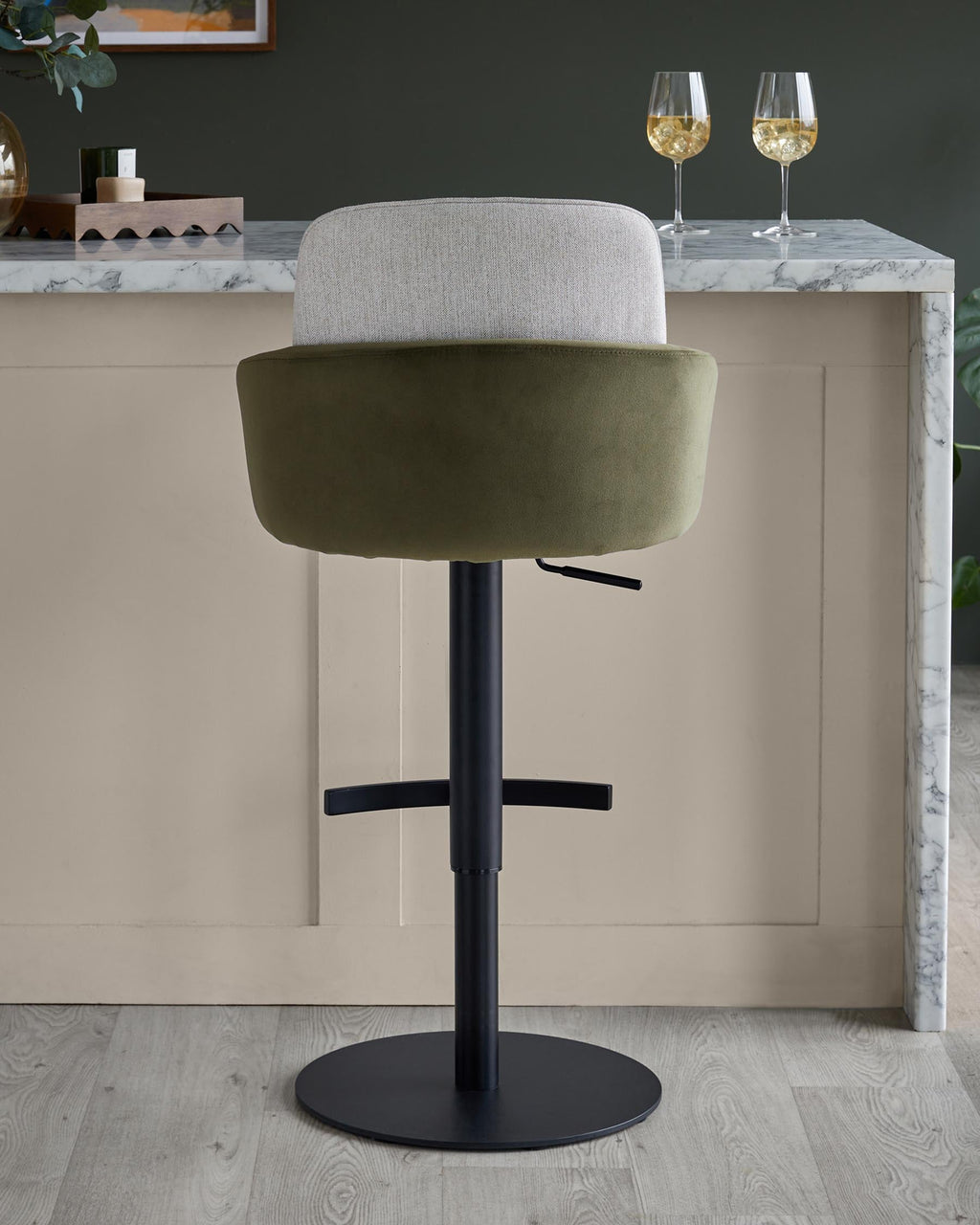 Tabouret de bar à vérin à gaz en tissu naturel Wren et velours vert olive