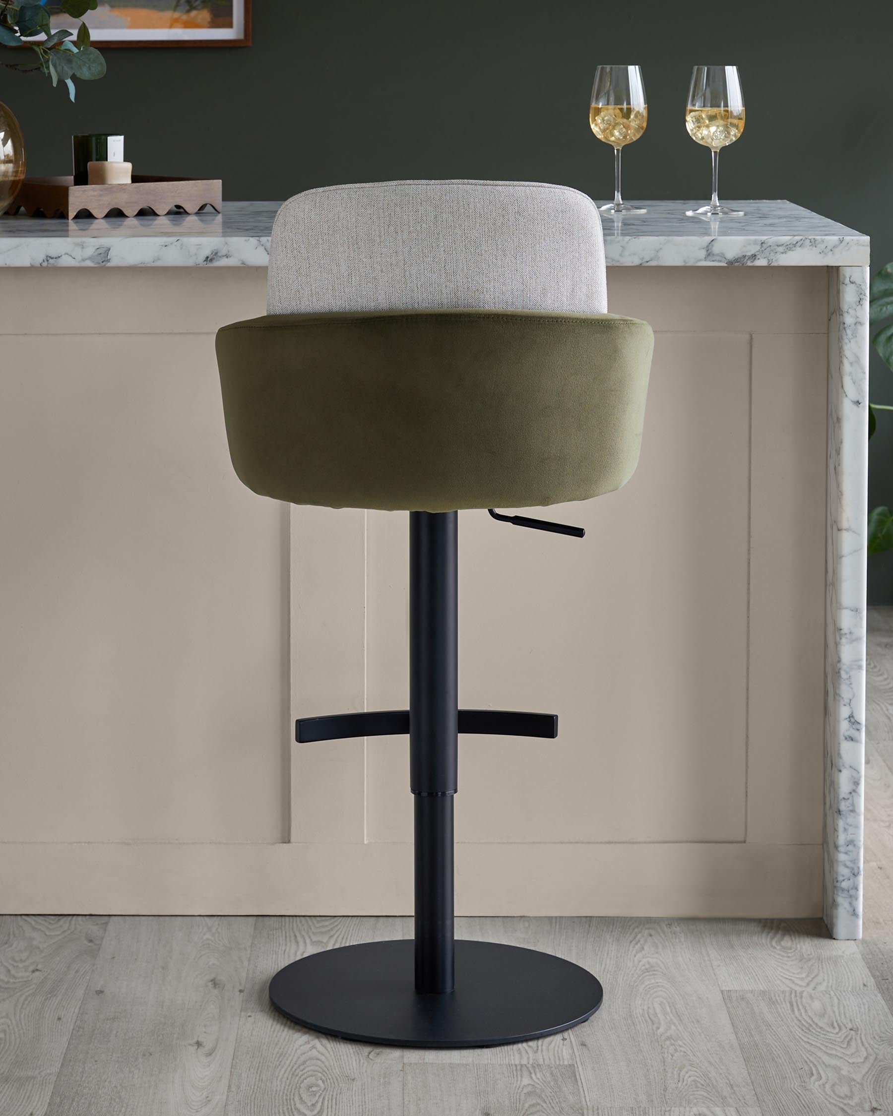 Tabouret de bar à vérin à gaz en tissu naturel Wren et velours vert olive