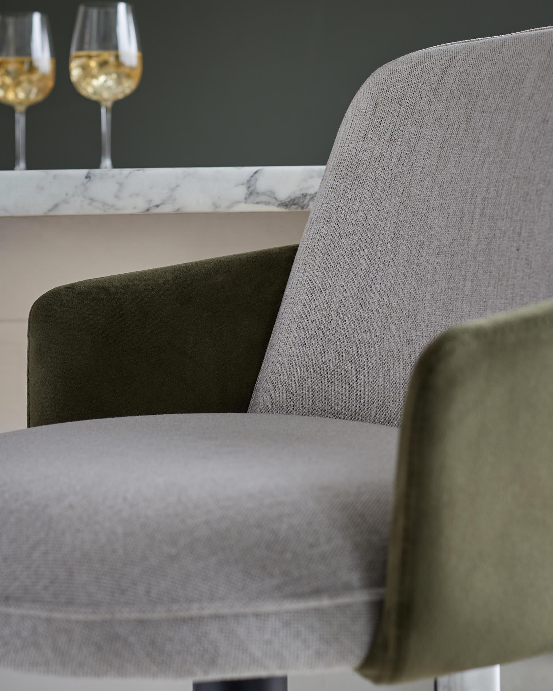 Tabouret de bar à vérin à gaz en tissu naturel Wren et velours vert olive