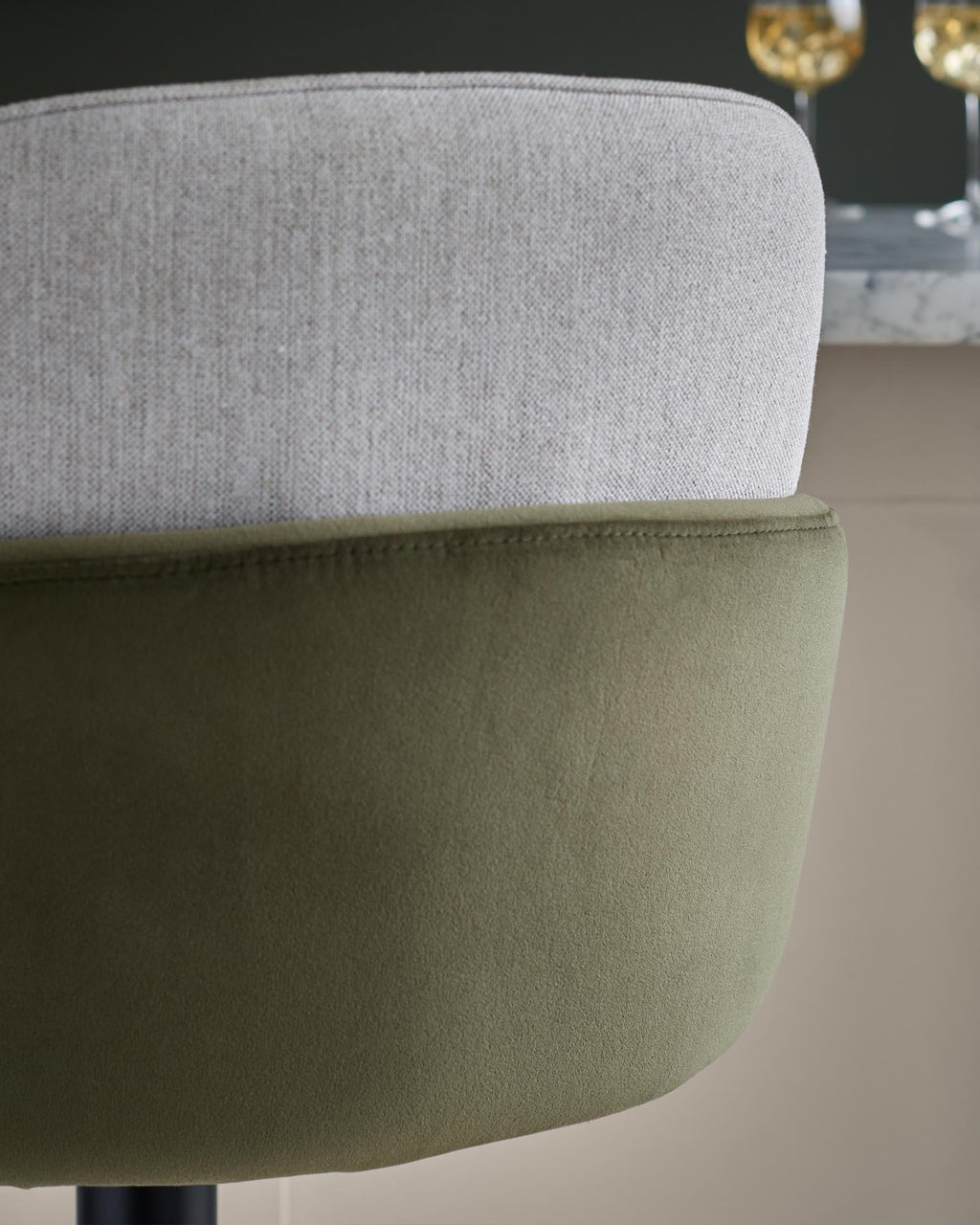 Tabouret de bar à vérin à gaz en tissu naturel Wren et velours vert olive