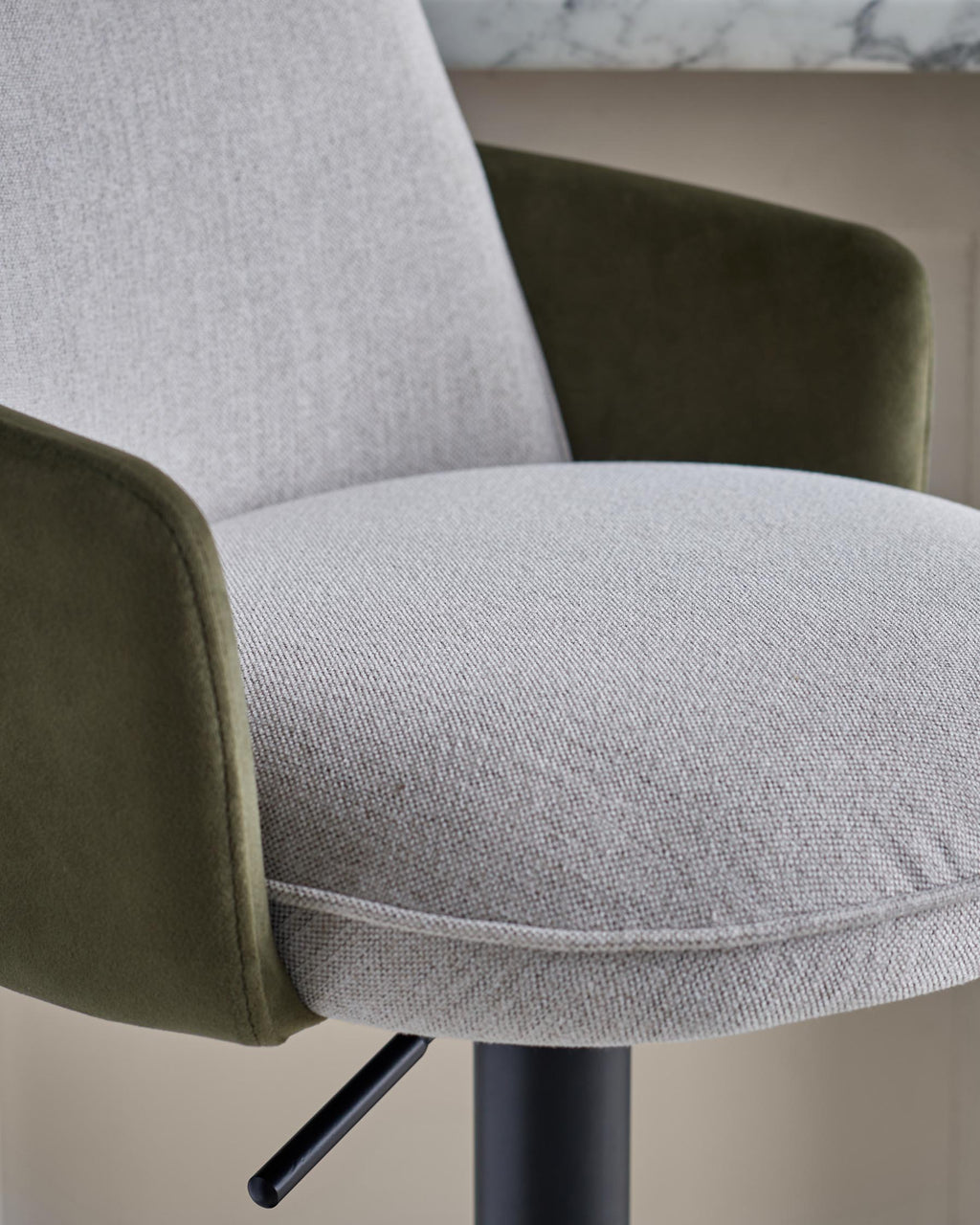 Tabouret de bar à vérin à gaz en tissu naturel Wren et velours vert olive