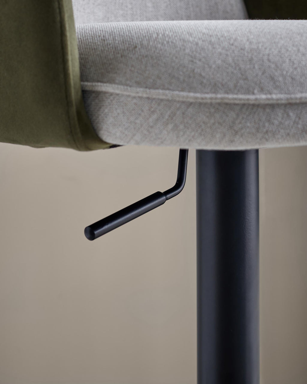 Tabouret de bar à vérin à gaz en tissu naturel Wren et velours vert olive