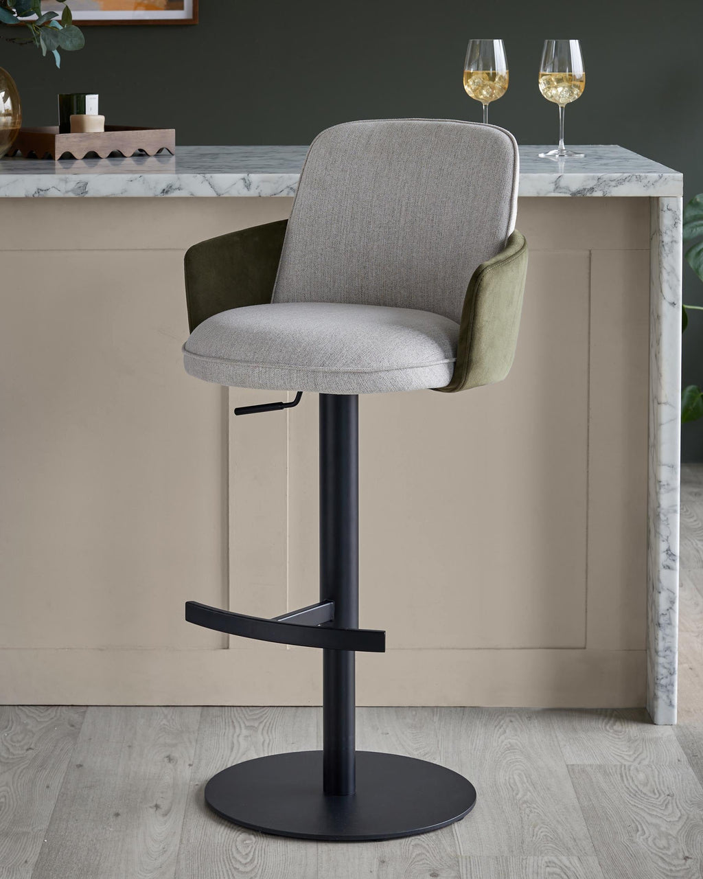 Tabouret de bar à vérin à gaz en tissu naturel Wren et velours vert olive