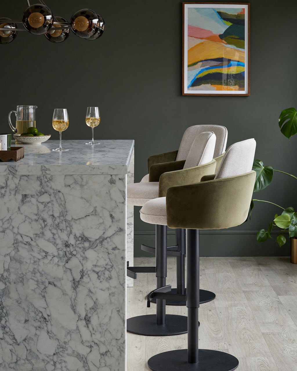 Tabouret de bar à vérin à gaz en tissu naturel Wren et velours vert olive