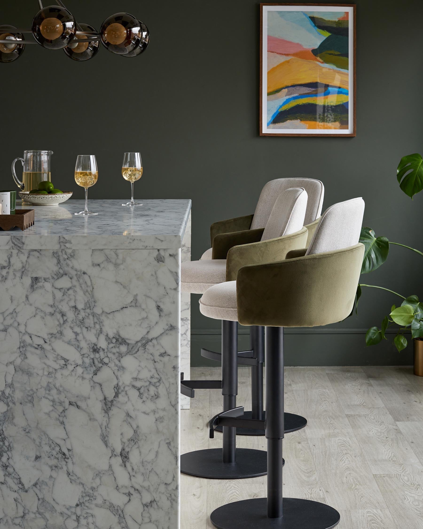 Tabouret de bar à vérin à gaz en tissu naturel Wren et velours vert olive