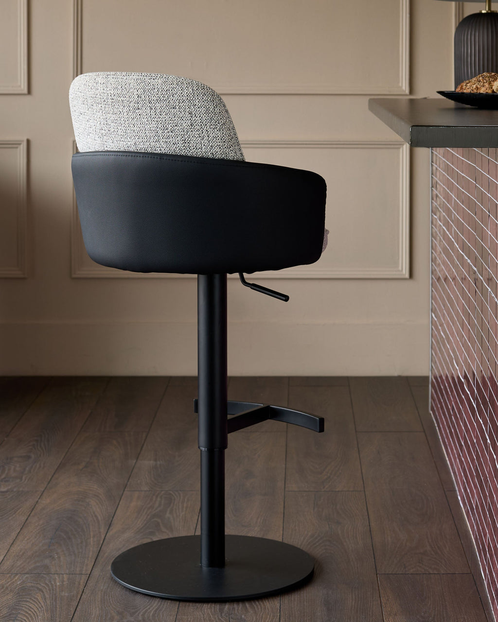 Tabouret de bar à vérin à gaz en tissu gris Wren et similicuir noir