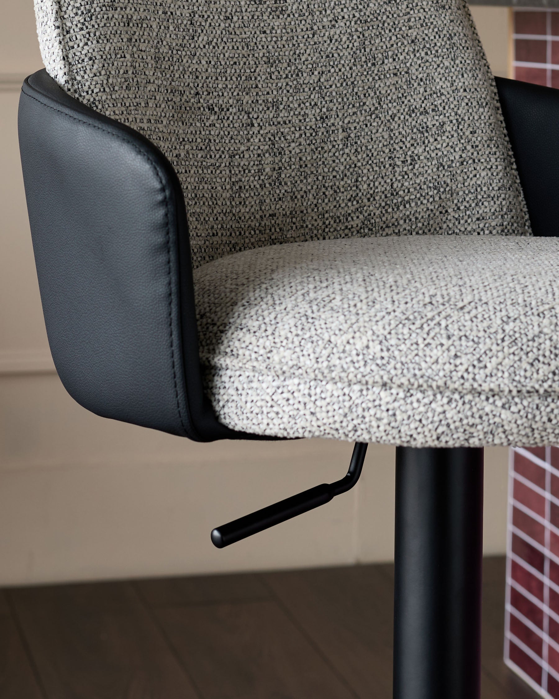 Tabouret de bar à vérin à gaz en tissu gris Wren et similicuir noir