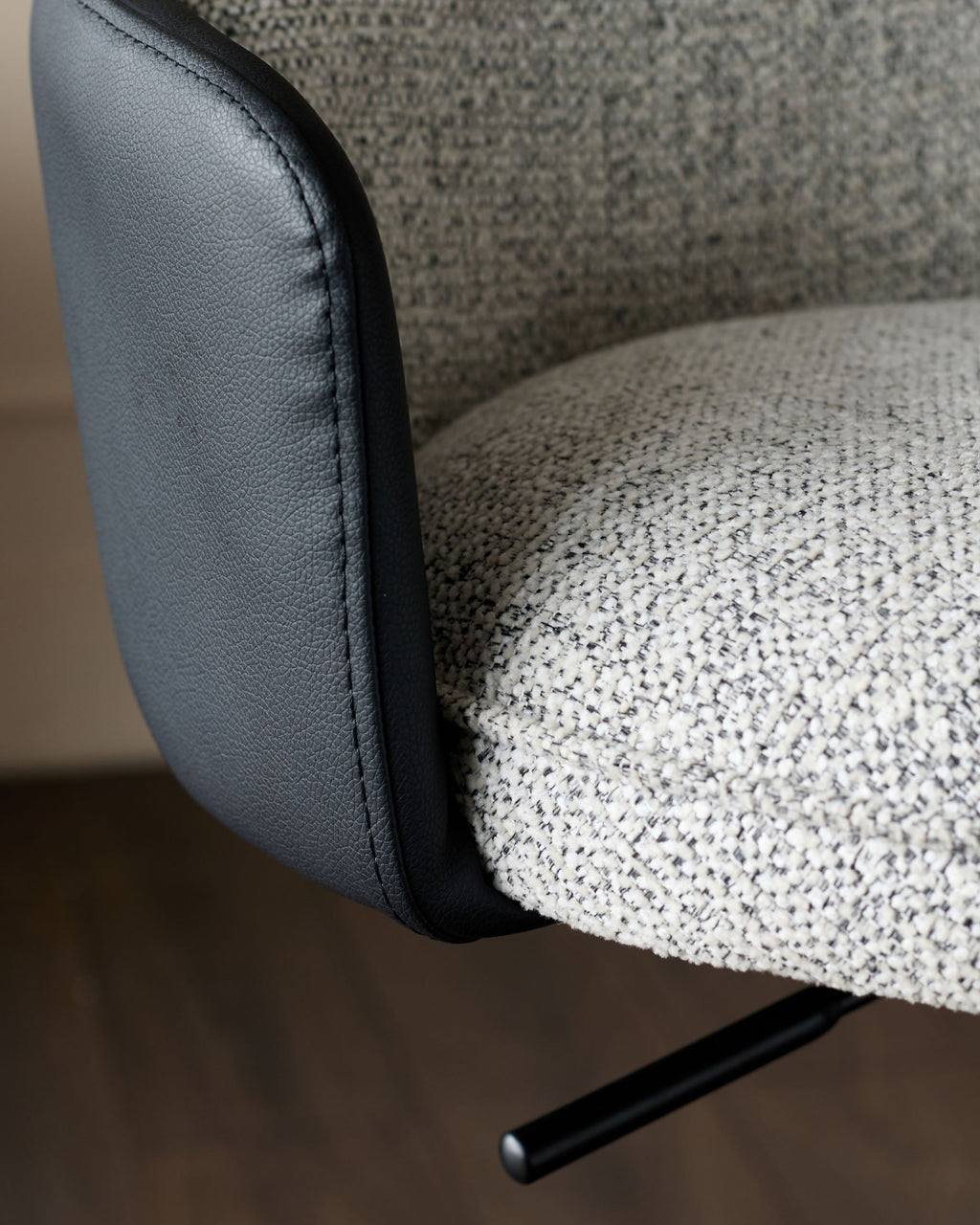 Tabouret de bar à vérin à gaz en tissu gris Wren et similicuir noir